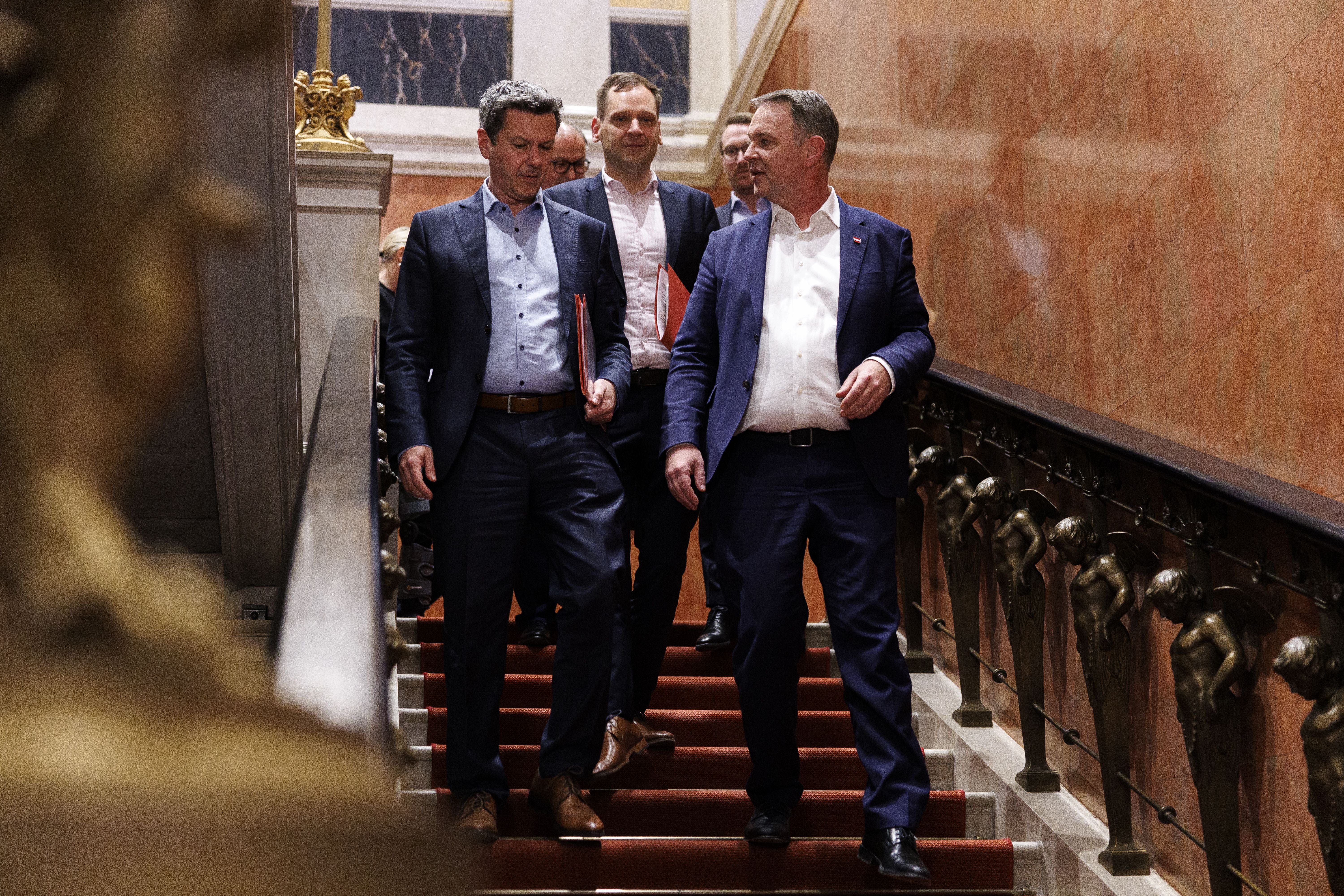 (v.l.) Daniel Fellner (SPÖ), Philipp Kucher (SPÖ) und Vizekanzler Andreas Babler (SPÖ) am Freitag, 13. Februar 2026, anl. einer Tagung der SPÖ-Gremien in Wien.