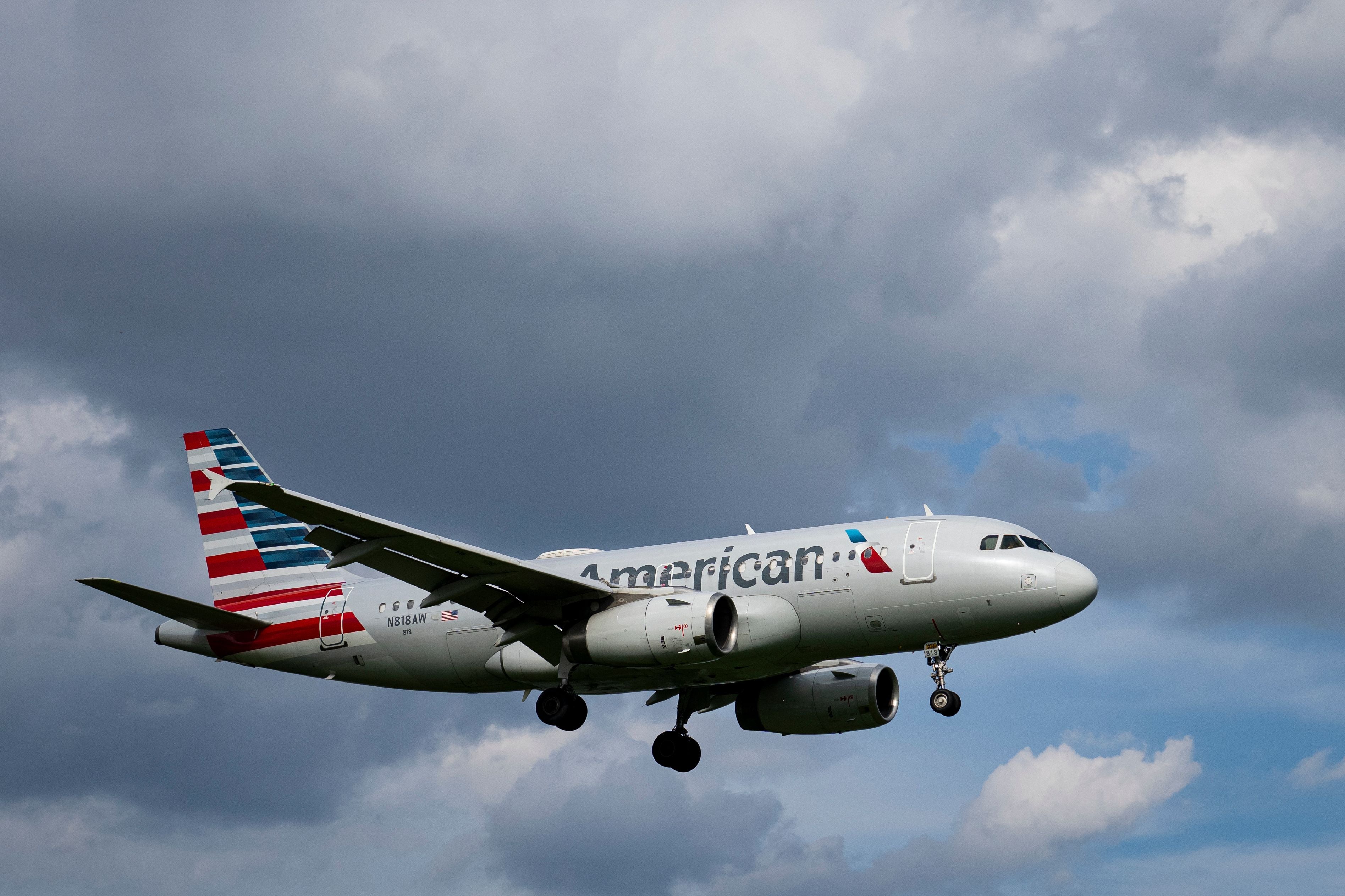 Ein American Airlines Flugzeug landet vor wolkigem Himmel am Flughafen Ronald Reagan.