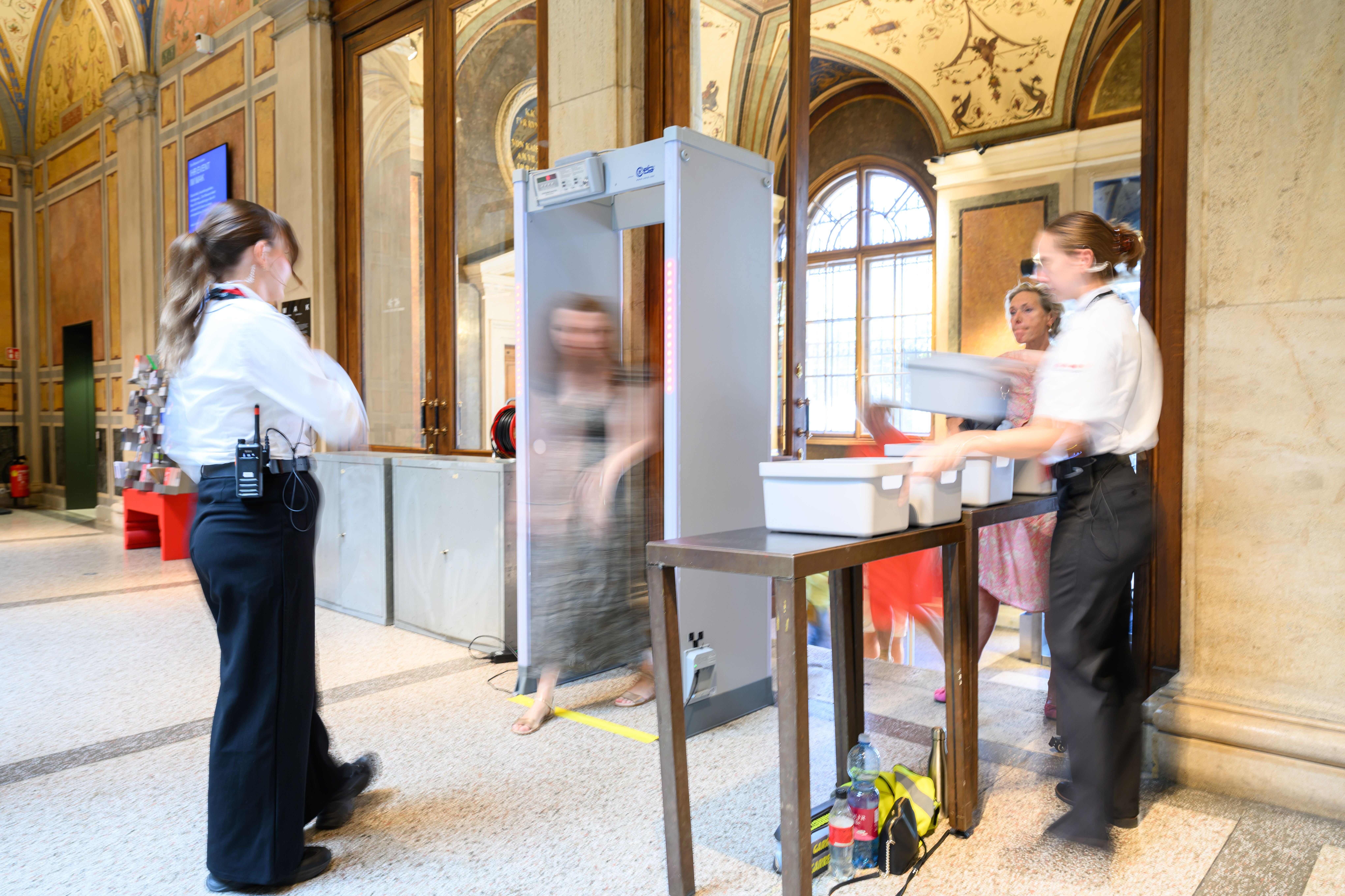 Sicherheitskontrolle mit Metalldetektor und Security im Eingangsbereich eines Museums in Wien.