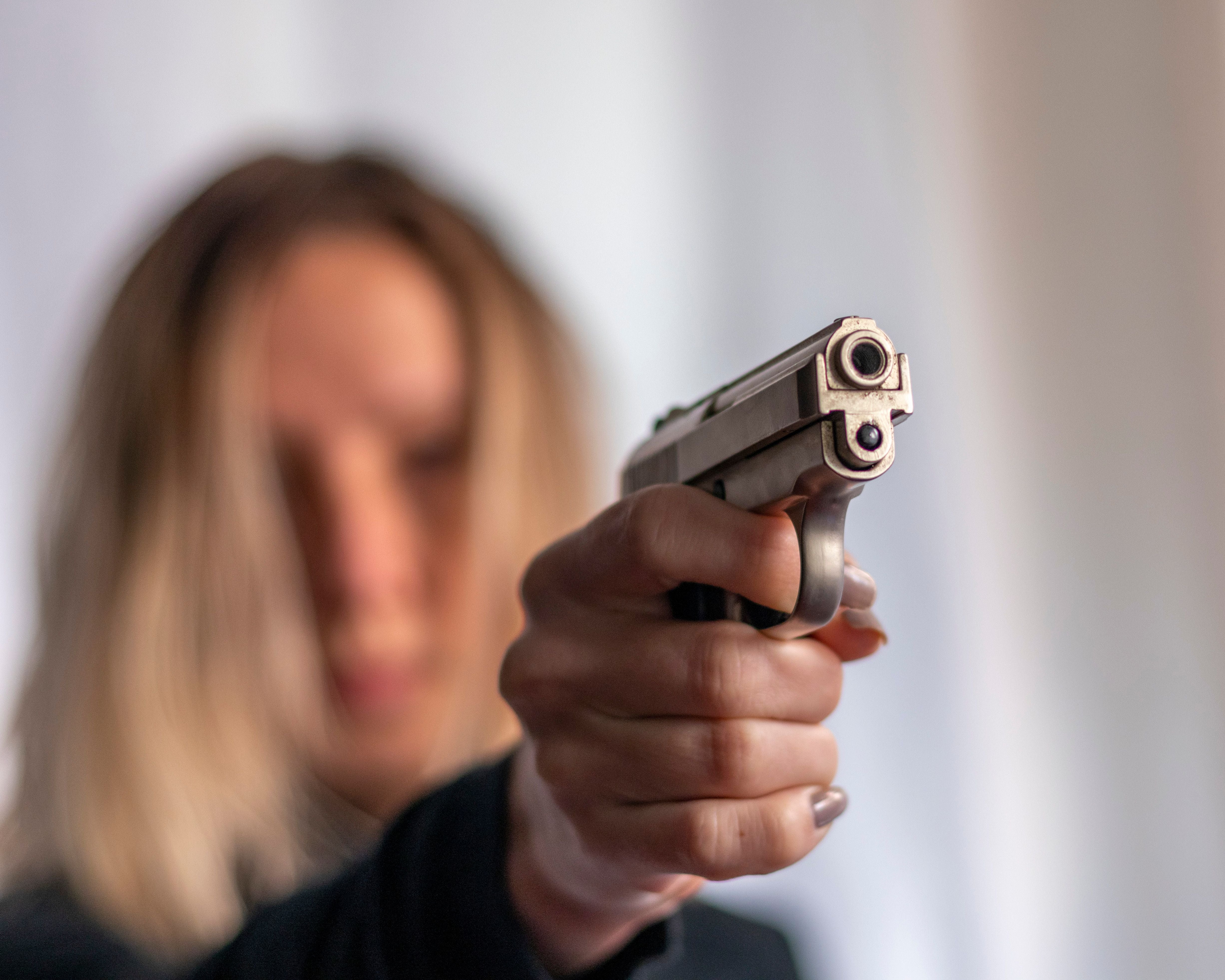Die Waffe wurde auf ein Paar am Balkon gerichtet.