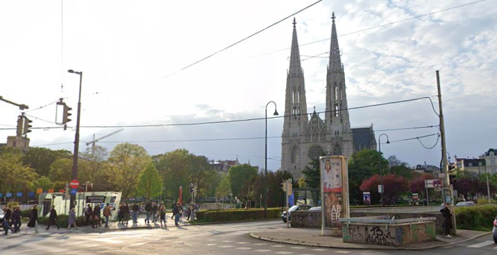 Auf dieser Kreuzung vor der Votivkirche ging der Stiefvater auf die 24-Jährige los.