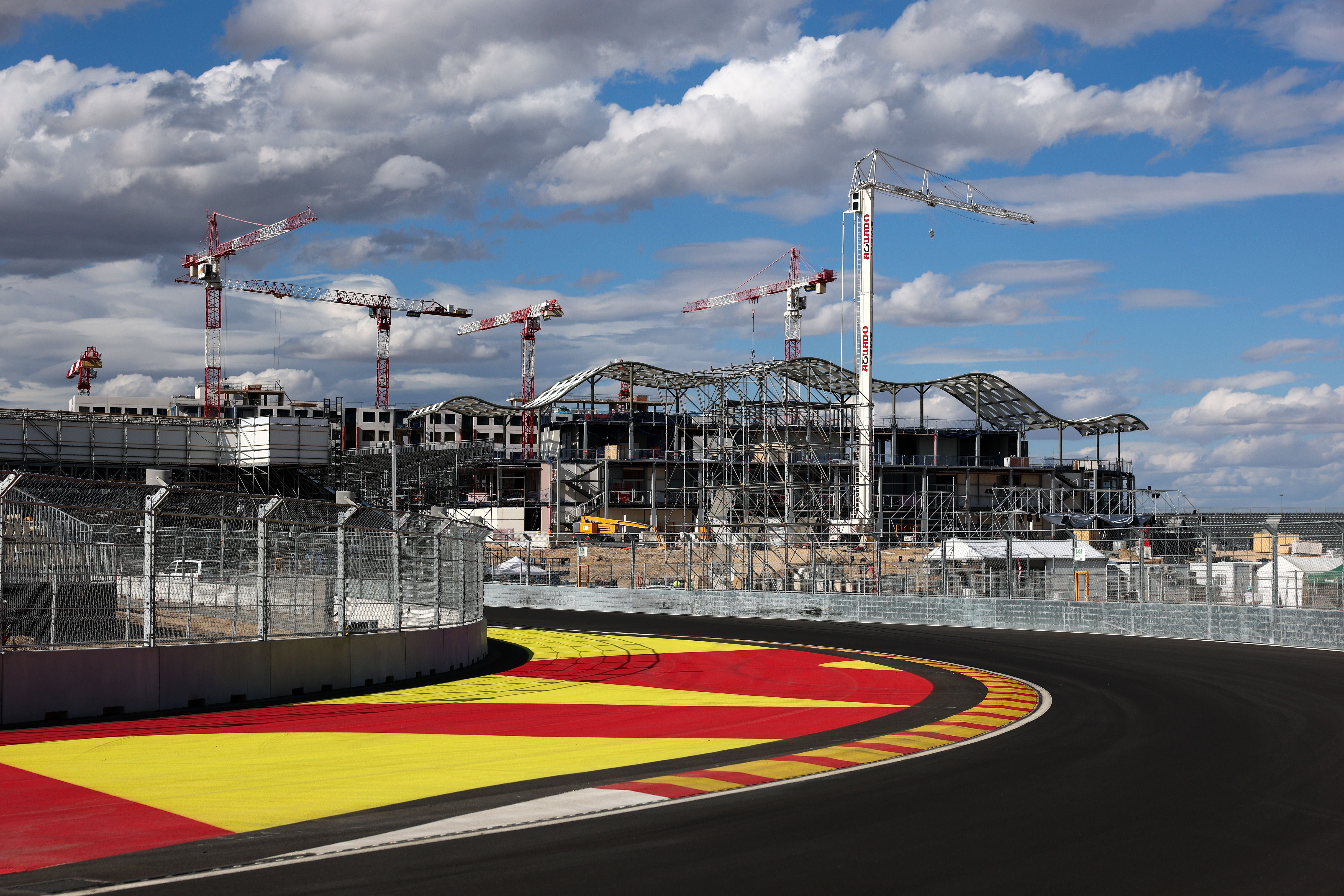 Rennstrecke mit Schikane vor Tribünen im Bau und mehreren Baukränen in Madrid, Spanien.