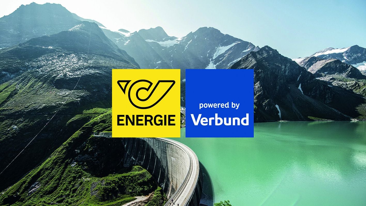 Zwei Logos vor Alpenlandschaft mit Stausee, Österreichische Post und Verbund Energie.
