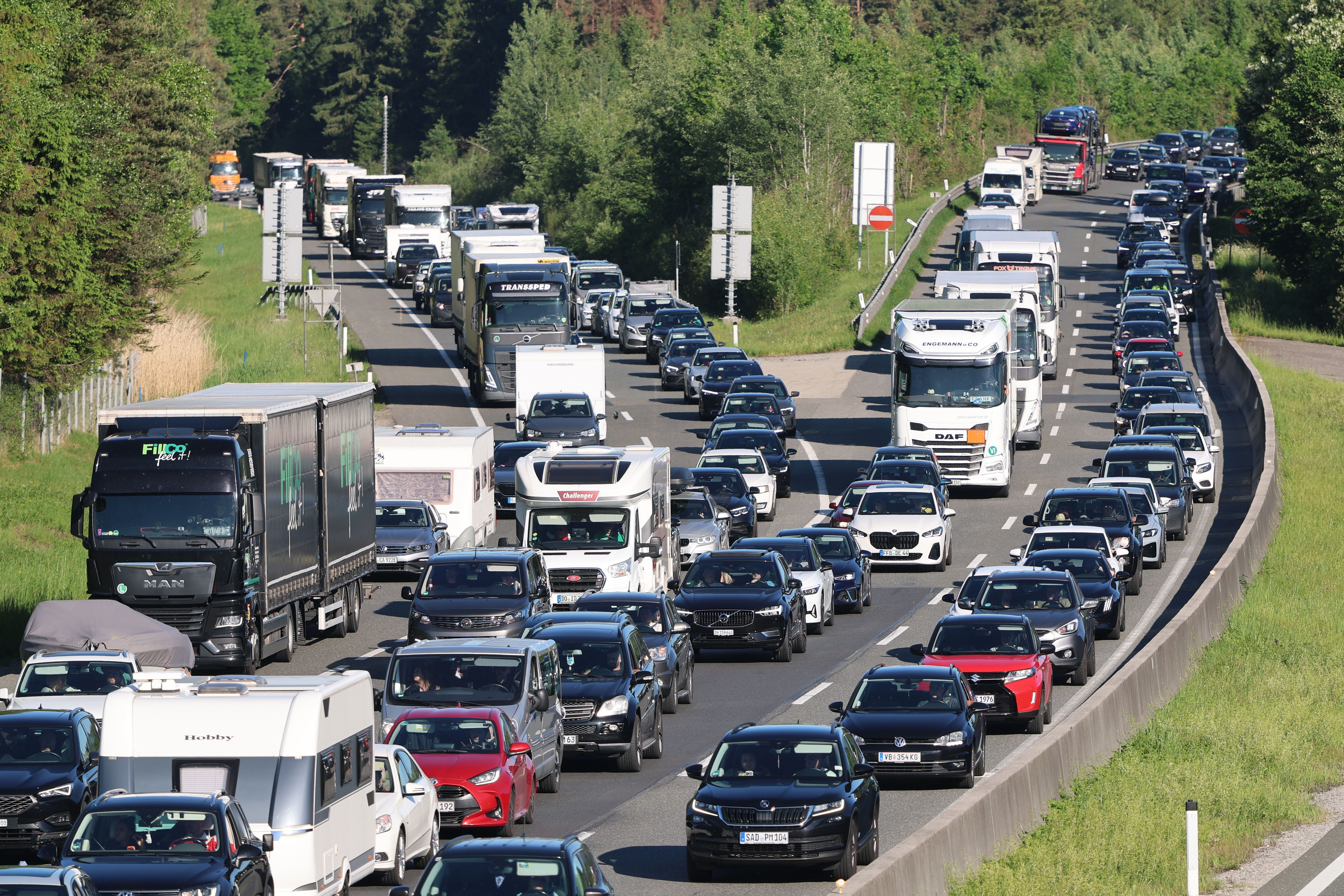 Starker Stau mit vielen Autos und Lkw auf der Autobahn am Grenzübergang Walserberg bei Salzburg.