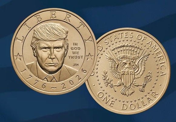 Zwei goldfarbene Münzen mit Donald Trump und US-Siegel, Aufdruck "1776-2026" und "One Dollar".
