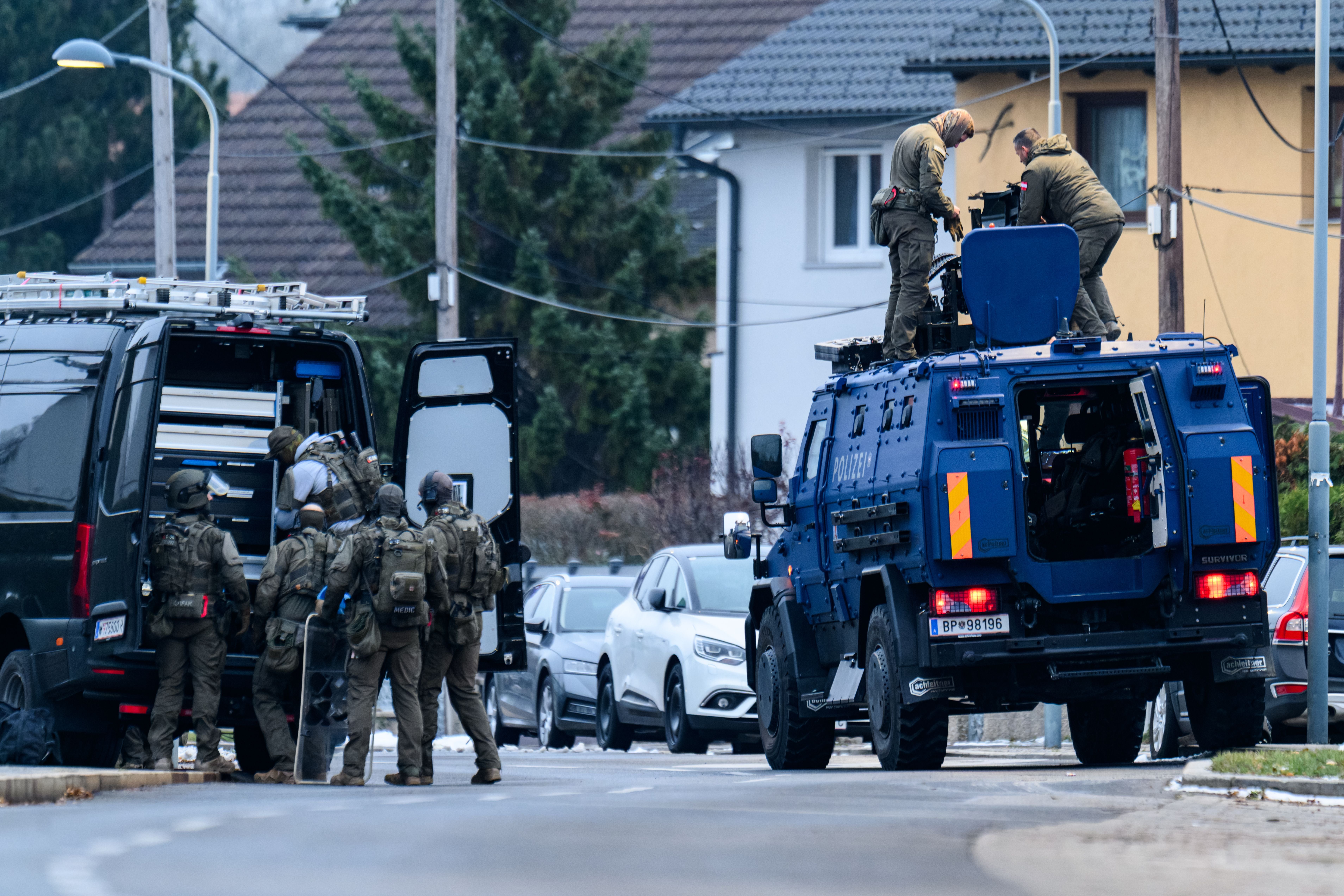 Polizei- und Cobra-Einsatzkräfte mit Spezialfahrzeugen in einer Wohngegend in Wien-Floridsdorf.