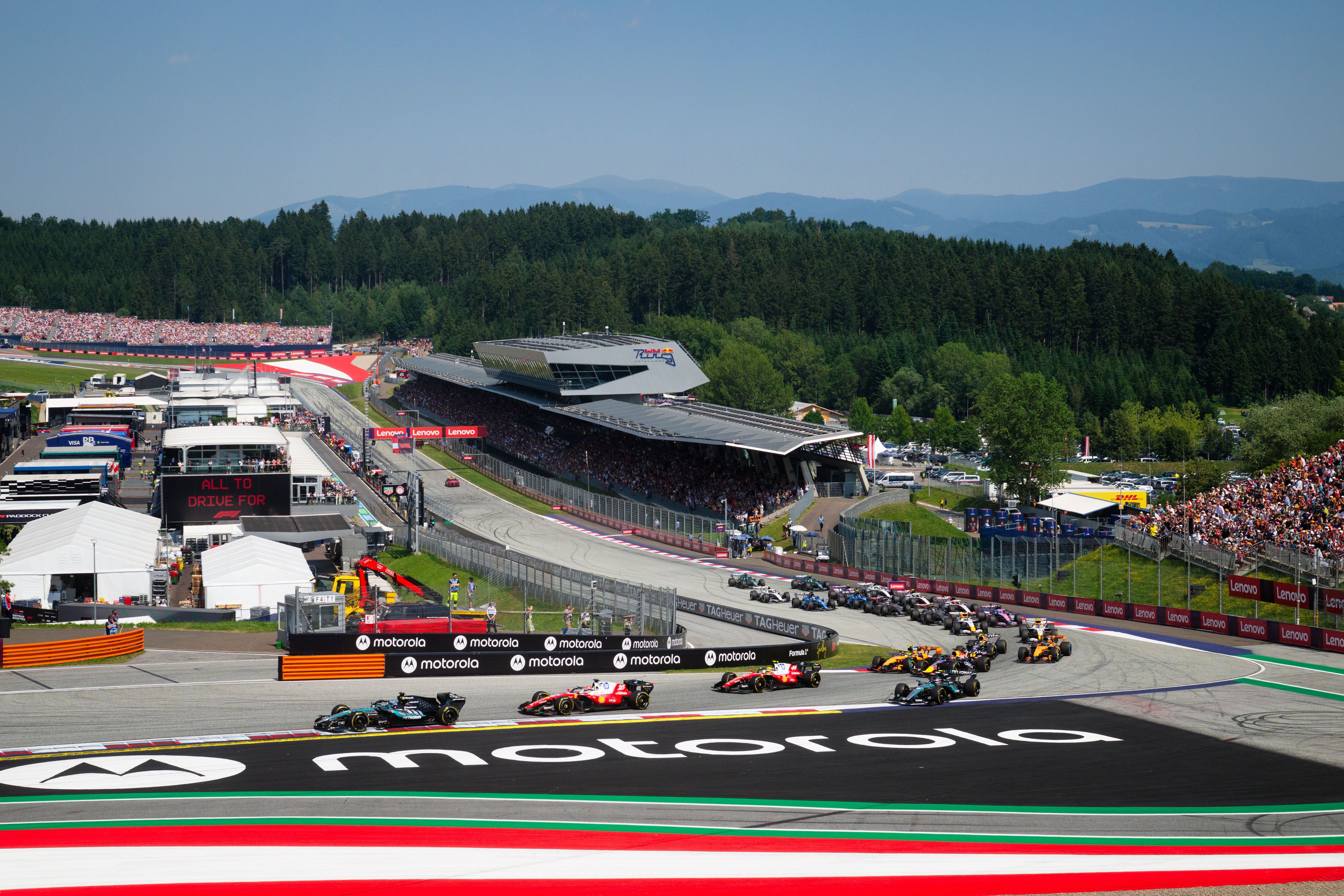Formel-1-Rennen am Red Bull Ring in Spielberg mit dicht gedrängten Autos nach dem Start.