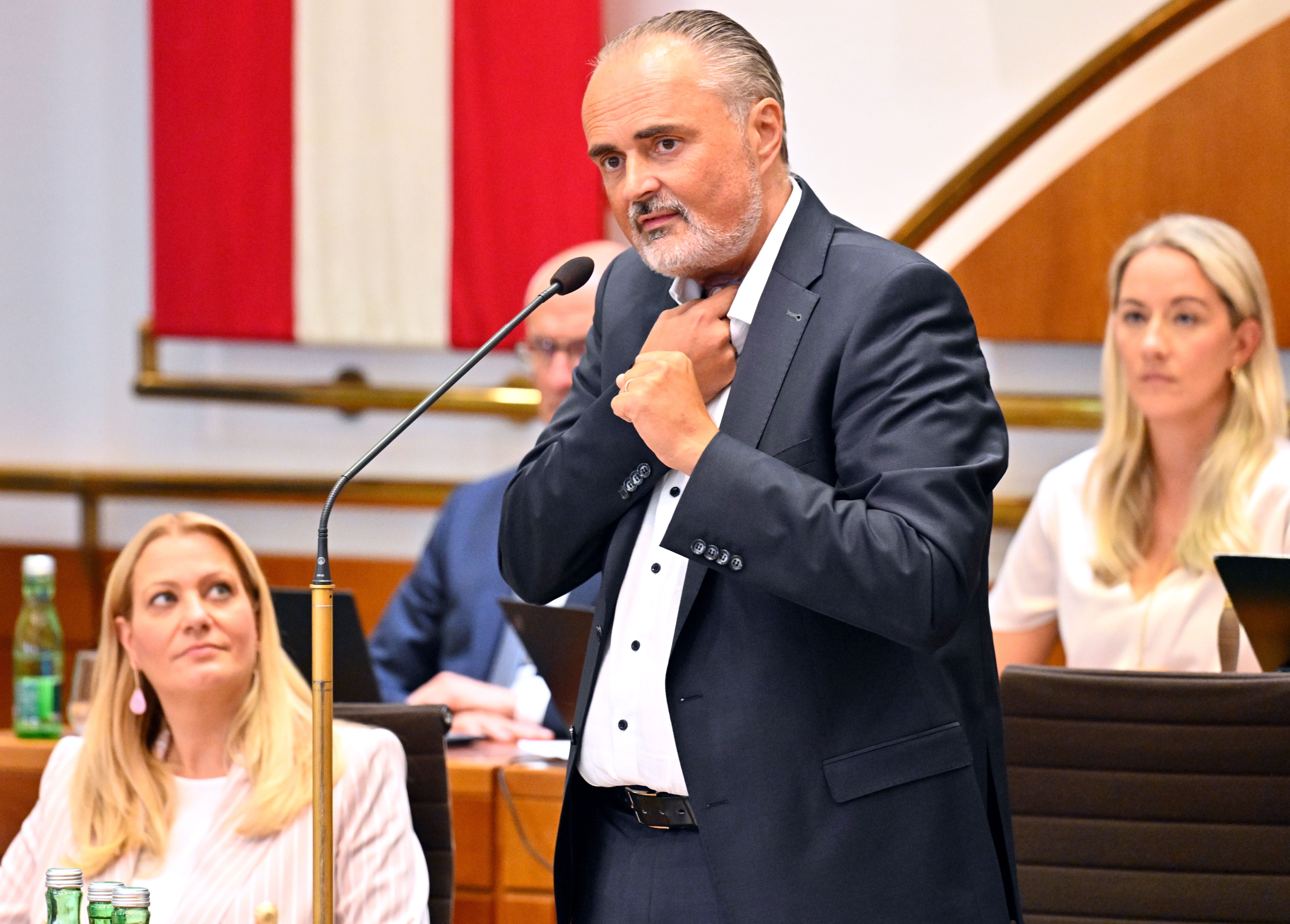 Hans Peter Doskozil spricht bei einer Sonderlandtagssitzung zu Landesfinanzen in Eisenstadt.