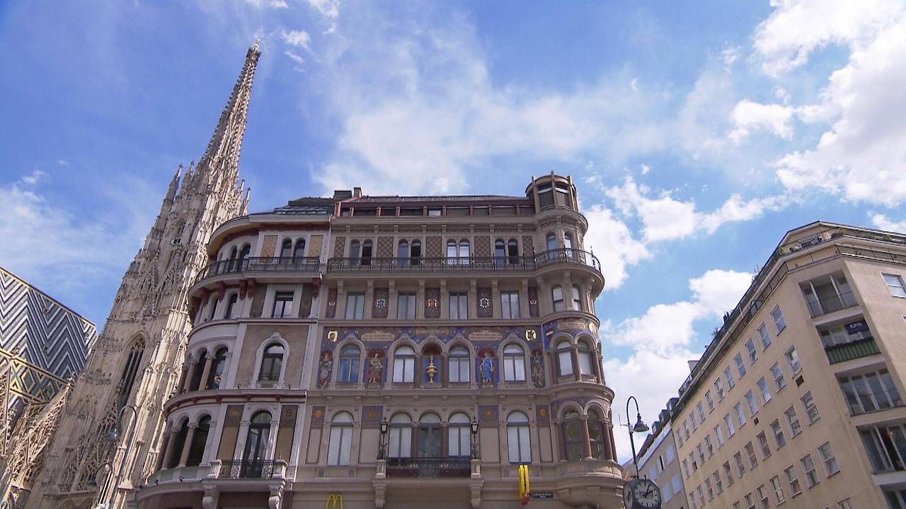 Historisches Haus zum Goldenen Becher mit verzierten Fassaden direkt neben dem Stephansdom.