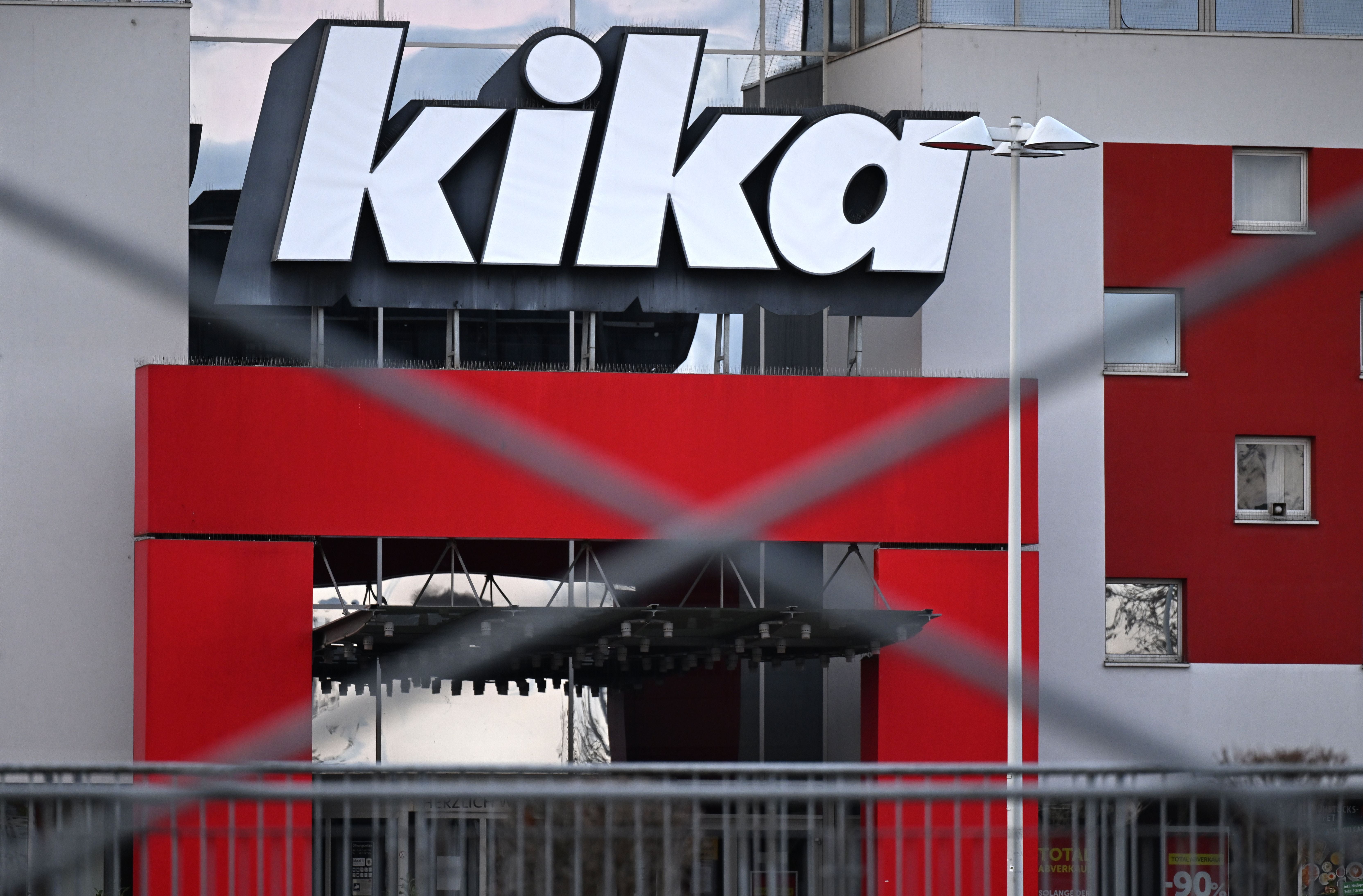 Das große "kika"-Logo an der Fassade eines modernen Gebäudes mit roten und weißen Elementen.