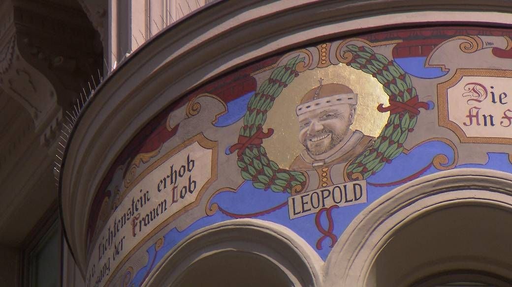 Das neue Fassadenbild zeigt einen breit grinsenden Herzog Leopold.