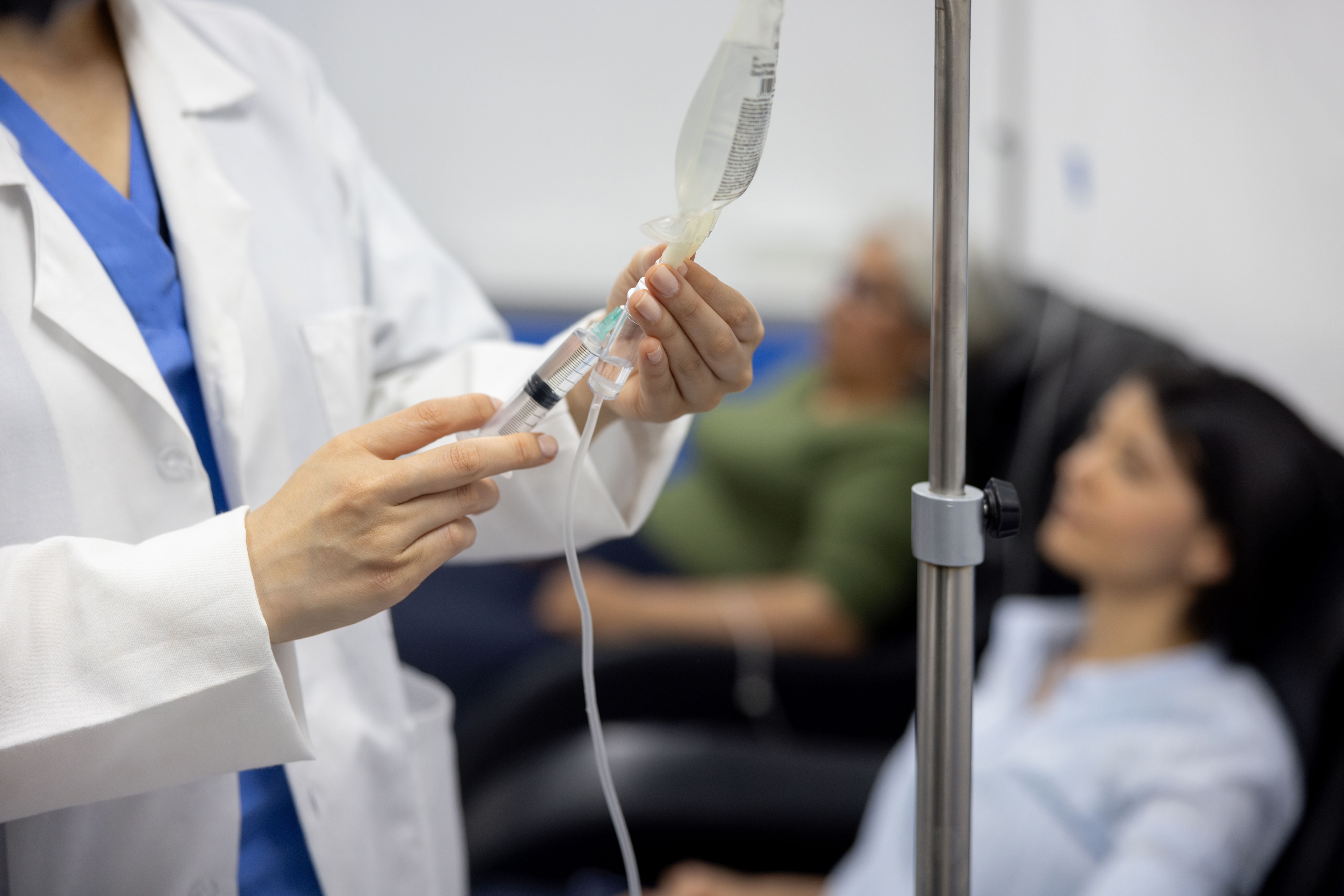 Ärztin bereitet Infusion für Patientinnen im Krankenhaus vor.