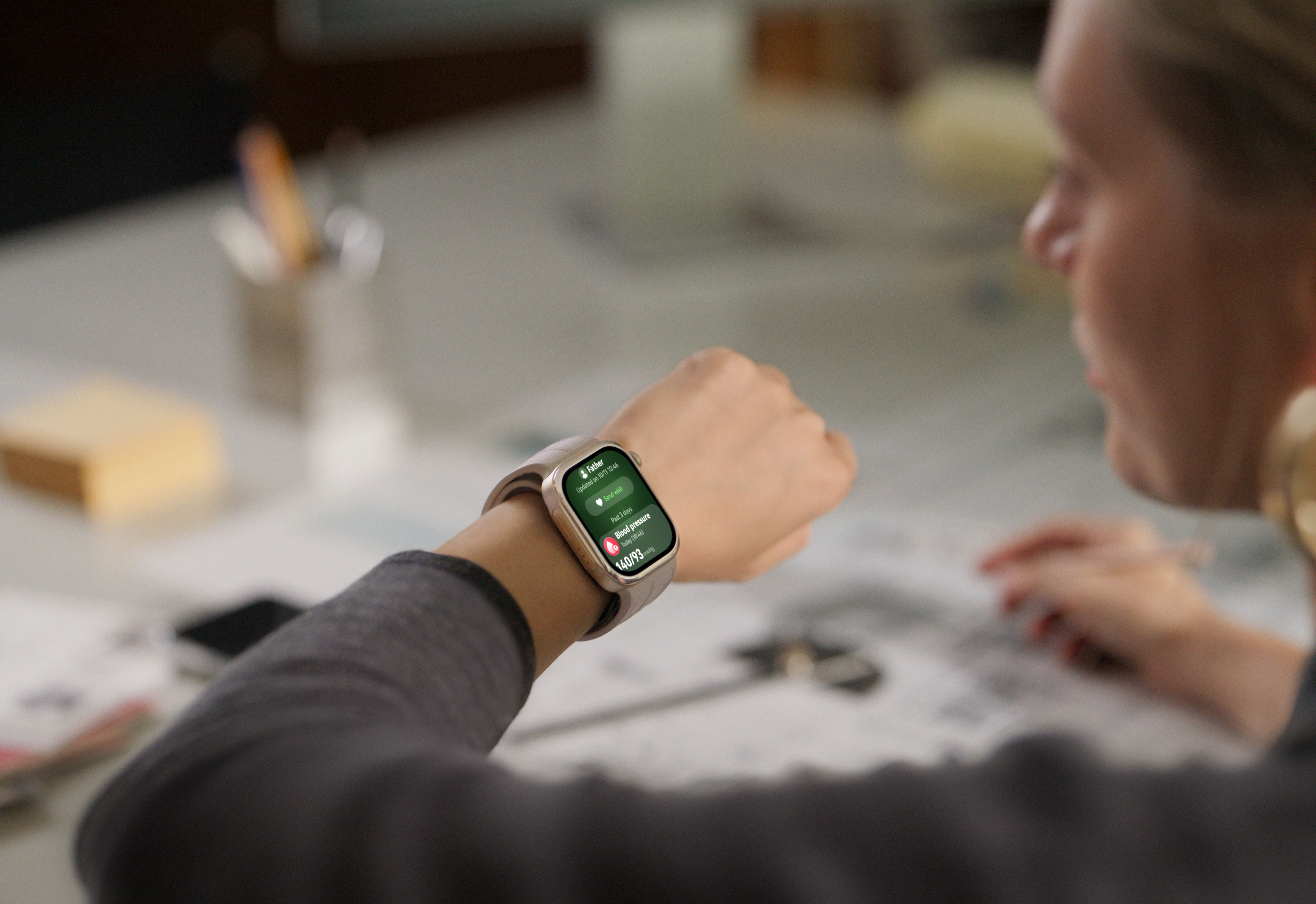 Frau betrachtet Benachrichtigung auf ihrer HUAWEI WATCH D3 am Handgelenk.