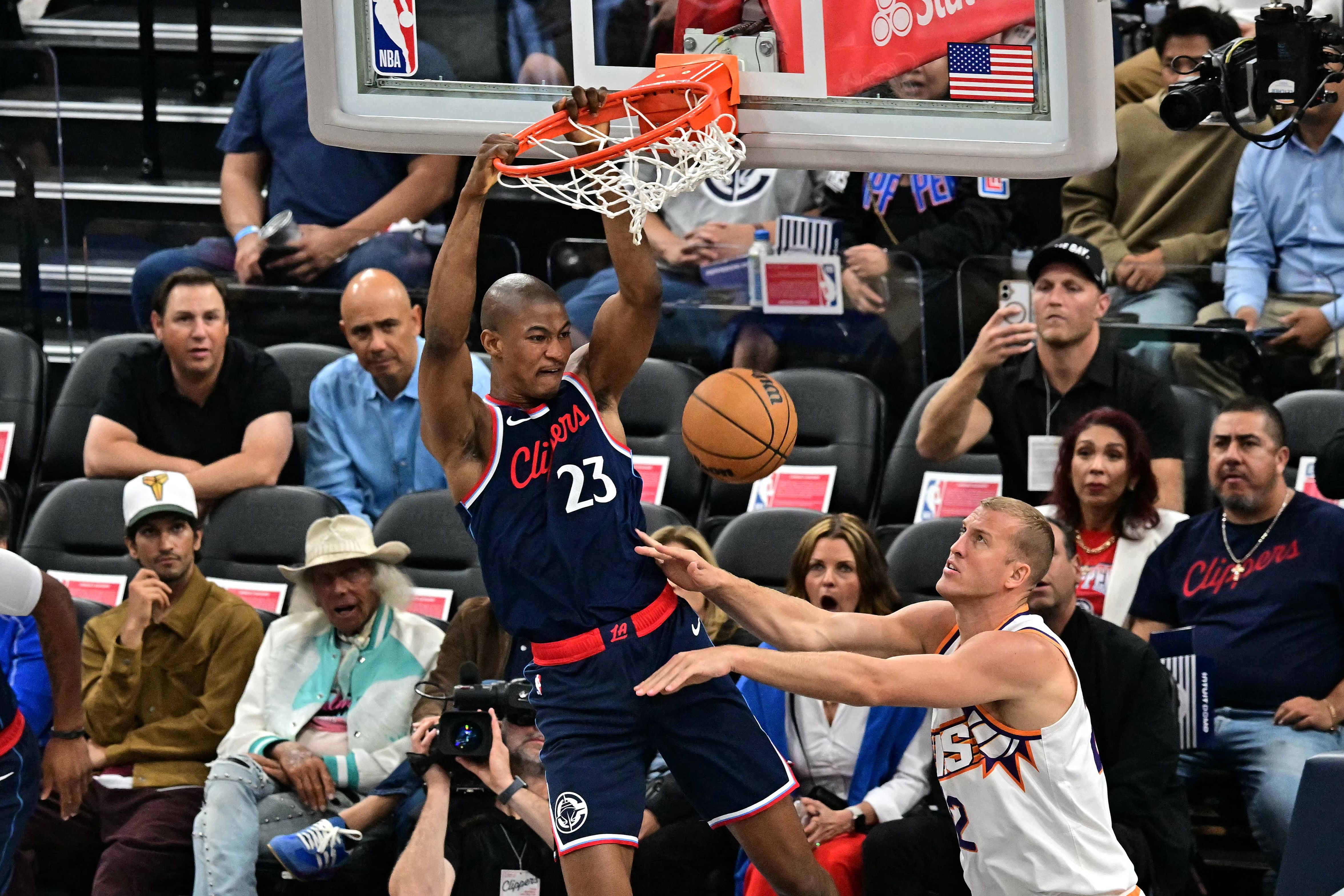 Ein Clippers-Spieler dunked den Ball während eines NBA-Spiels gegen die Phoenix Suns.
