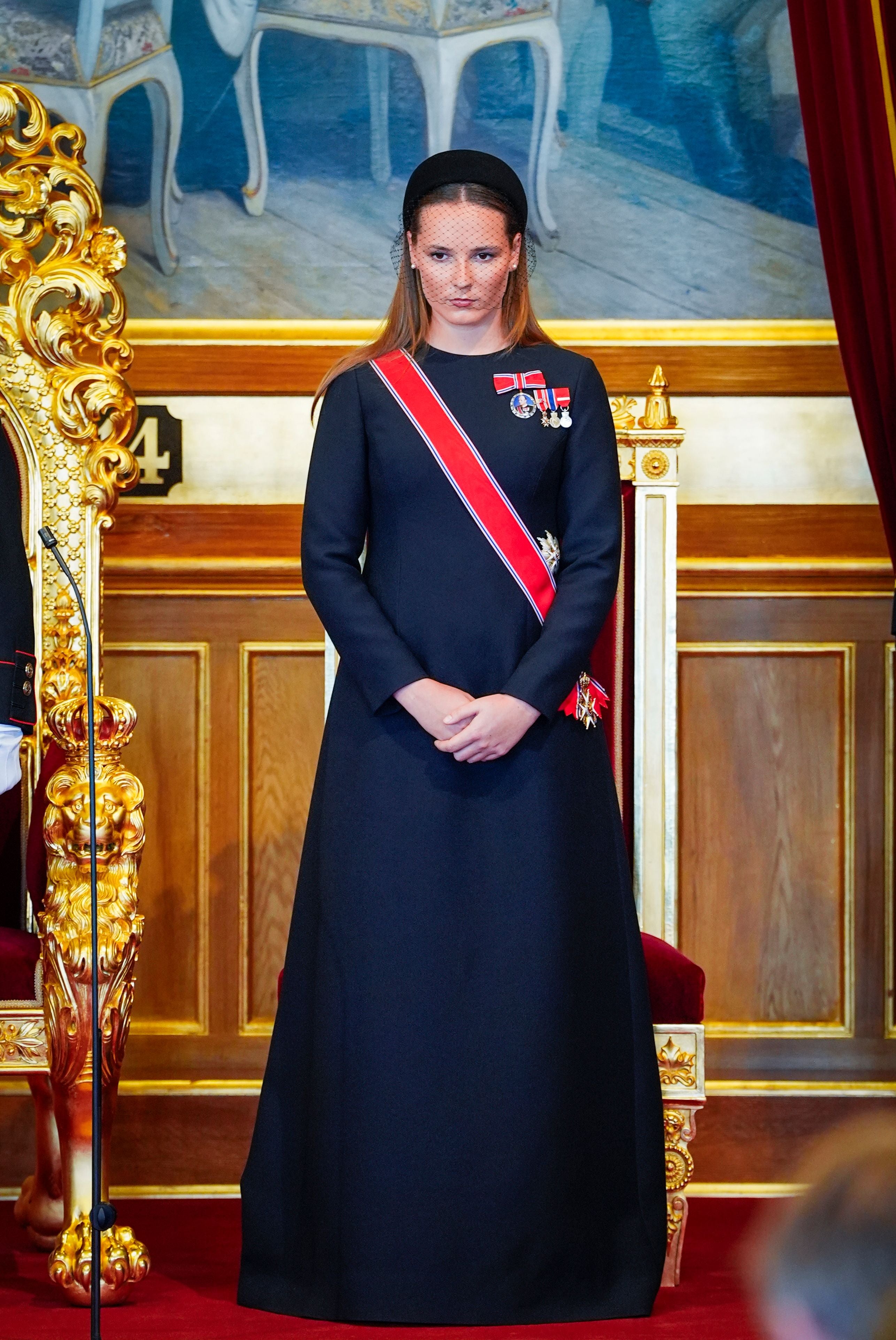 Kronprinzessin Ingrid Alexandra steht in feierlichem dunklem Kleid bei einer Zeremonie in Oslo.