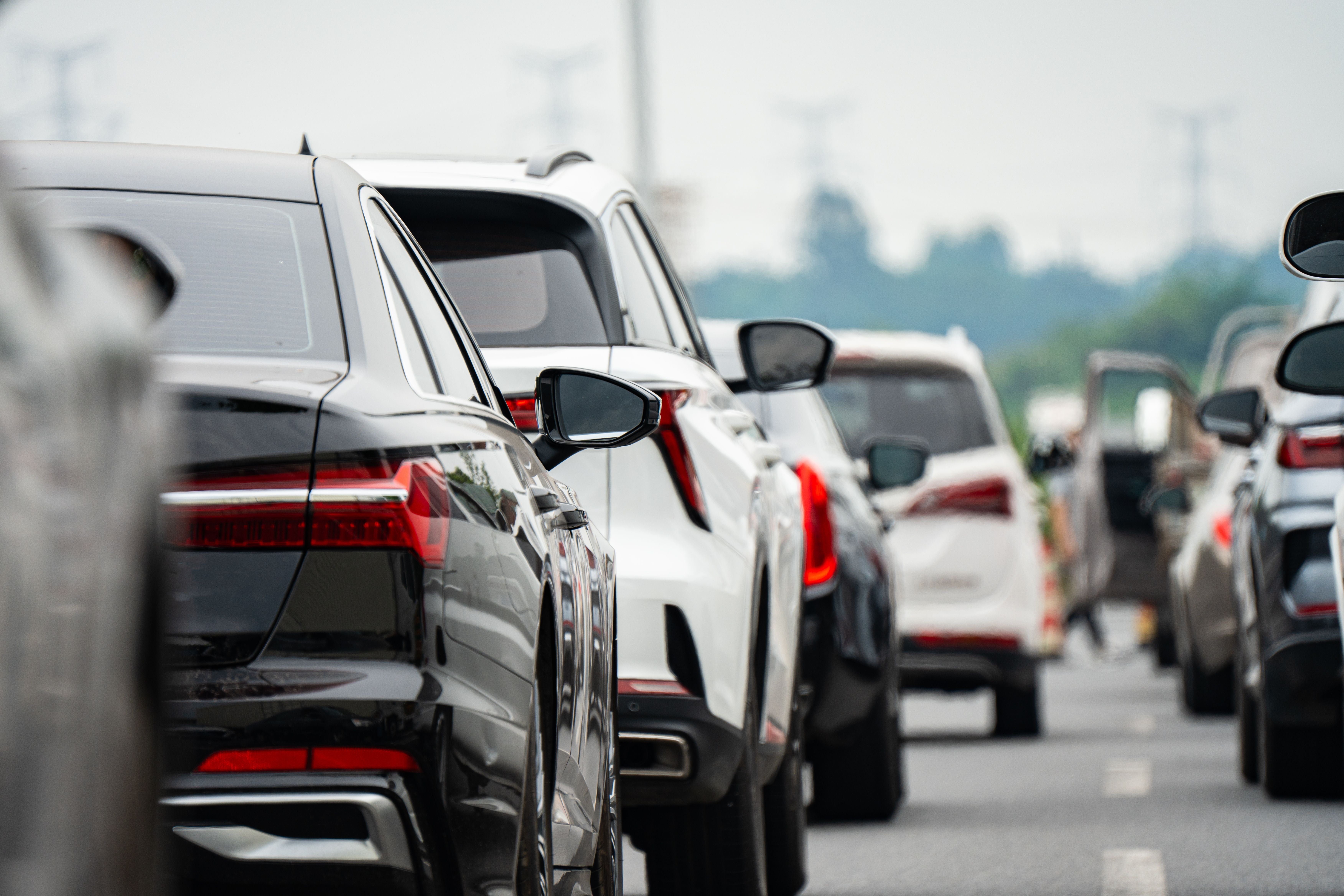 Autos stehen dicht an dicht im Stau auf einer Autobahn.