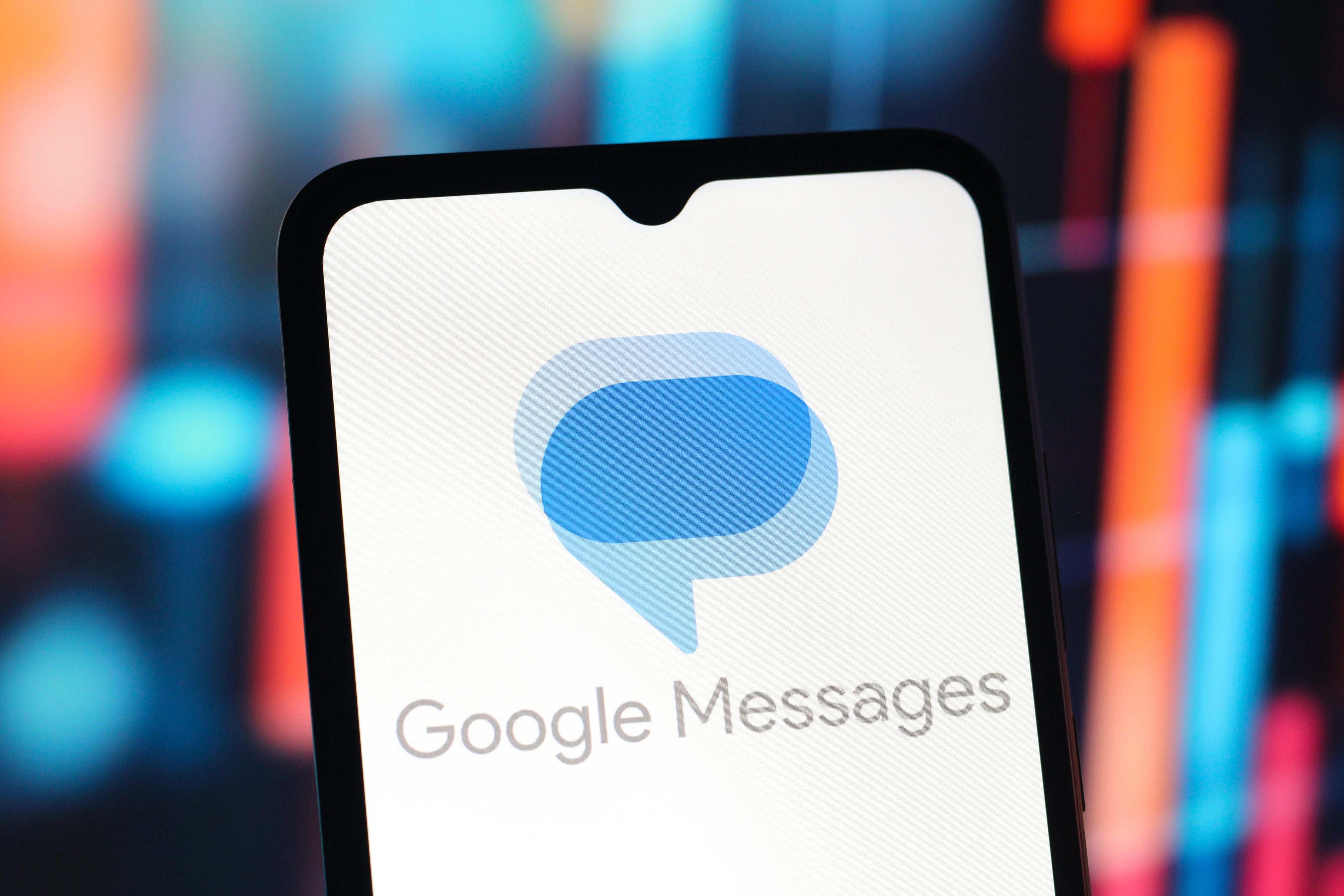 Das Google Messages Logo wird auf dem Bildschirm eines Smartphones angezeigt.