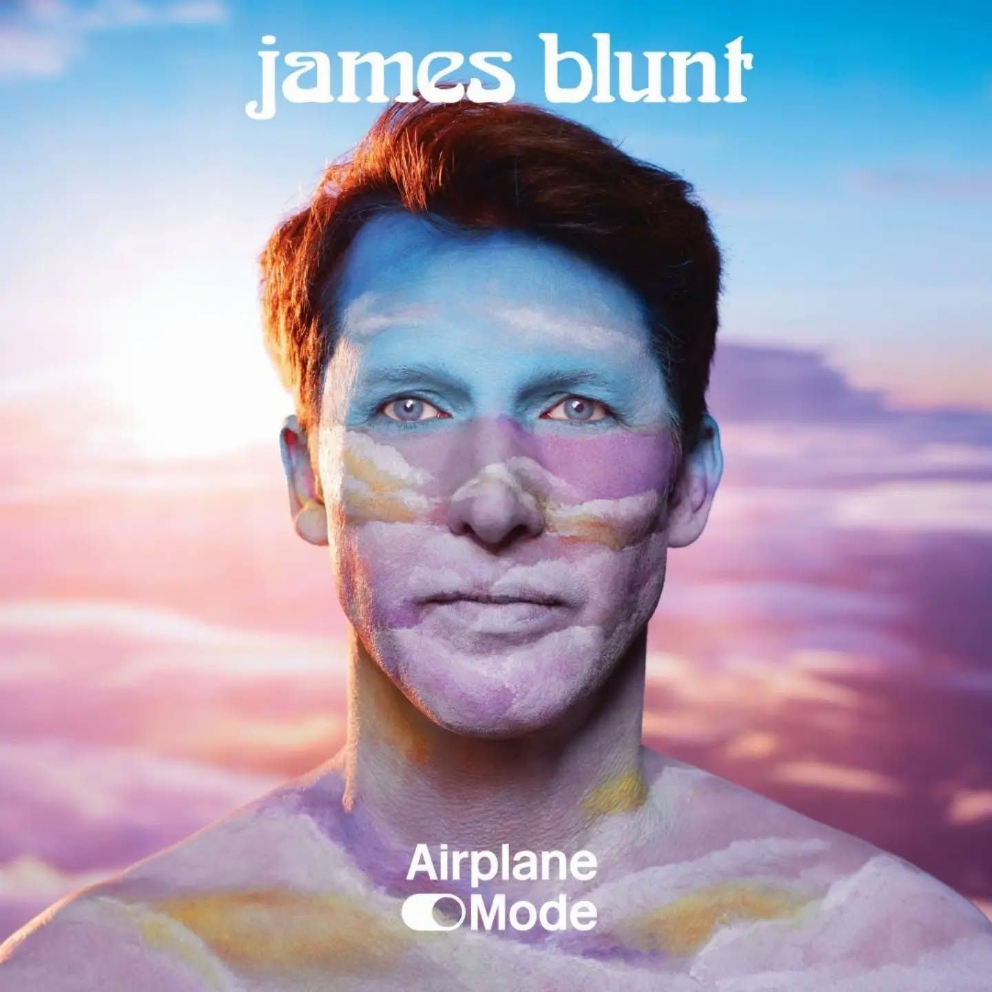 Porträt eines Mannes mit Himmel- und Wolkenbemalung im Gesicht und Oberkörper, Schriftzug „Airplane Mode“.