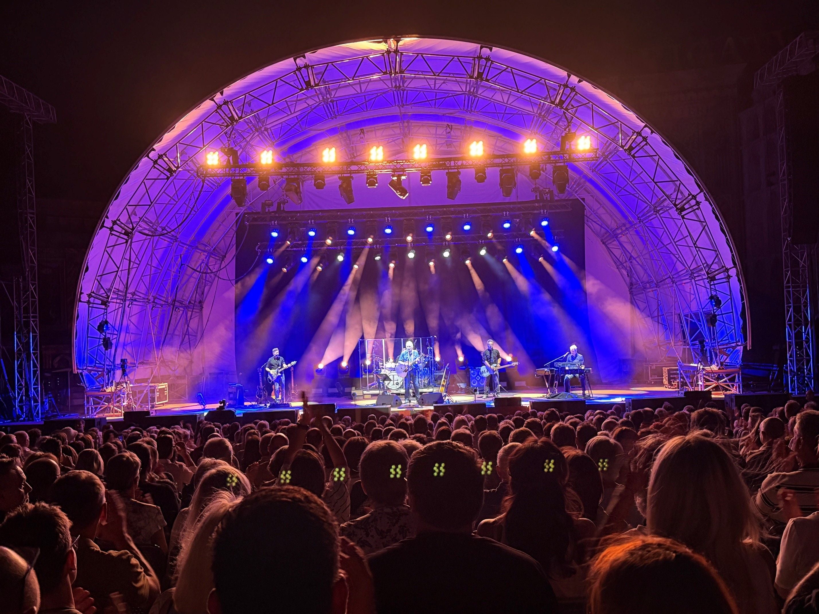 Open-Air-Konzert von Fendrich bei Nacht, mit beleuchteter Bühne und großem Publikum.