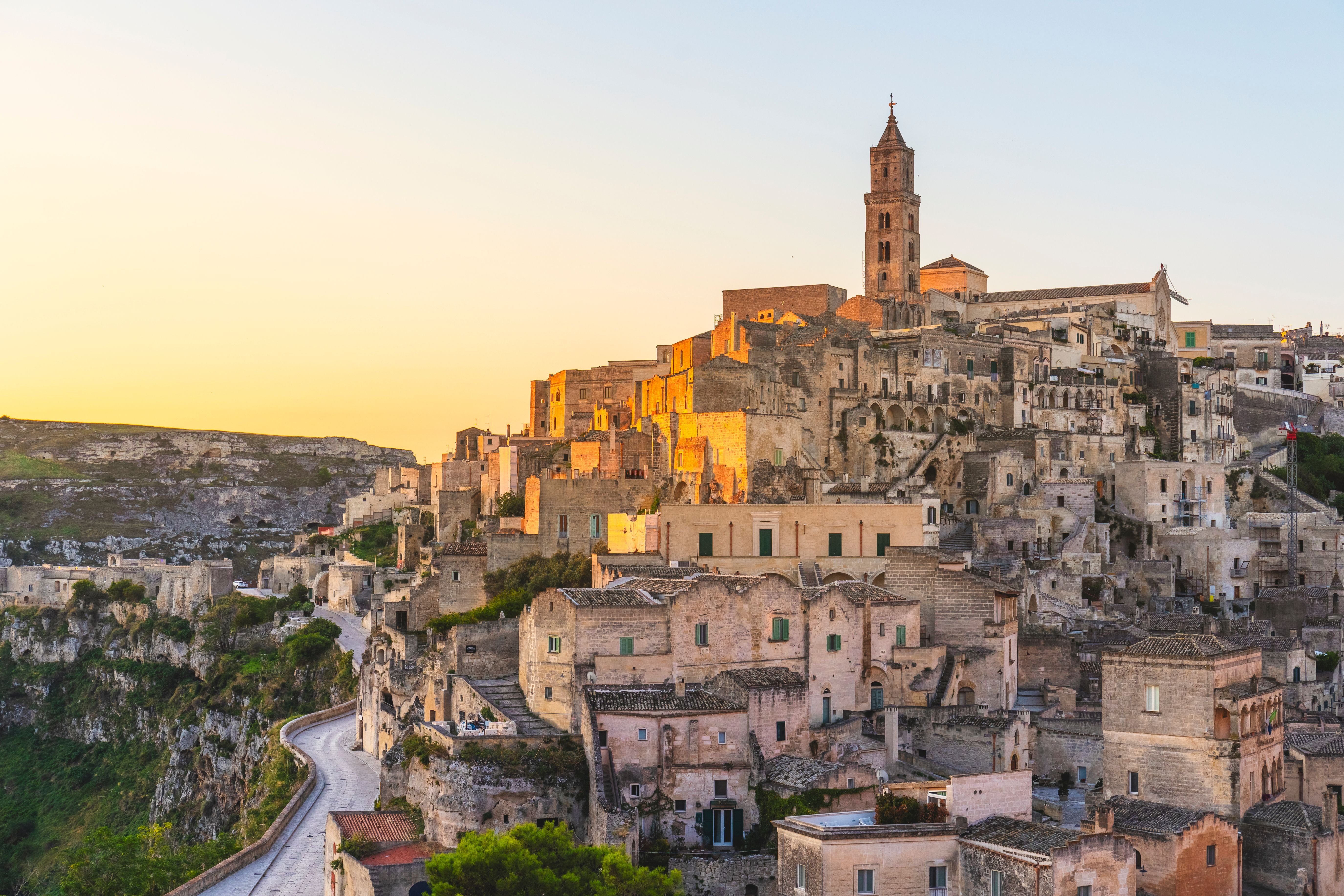 Blick auf die Altstadt von Matera in Italien bei Sonnenaufgang.