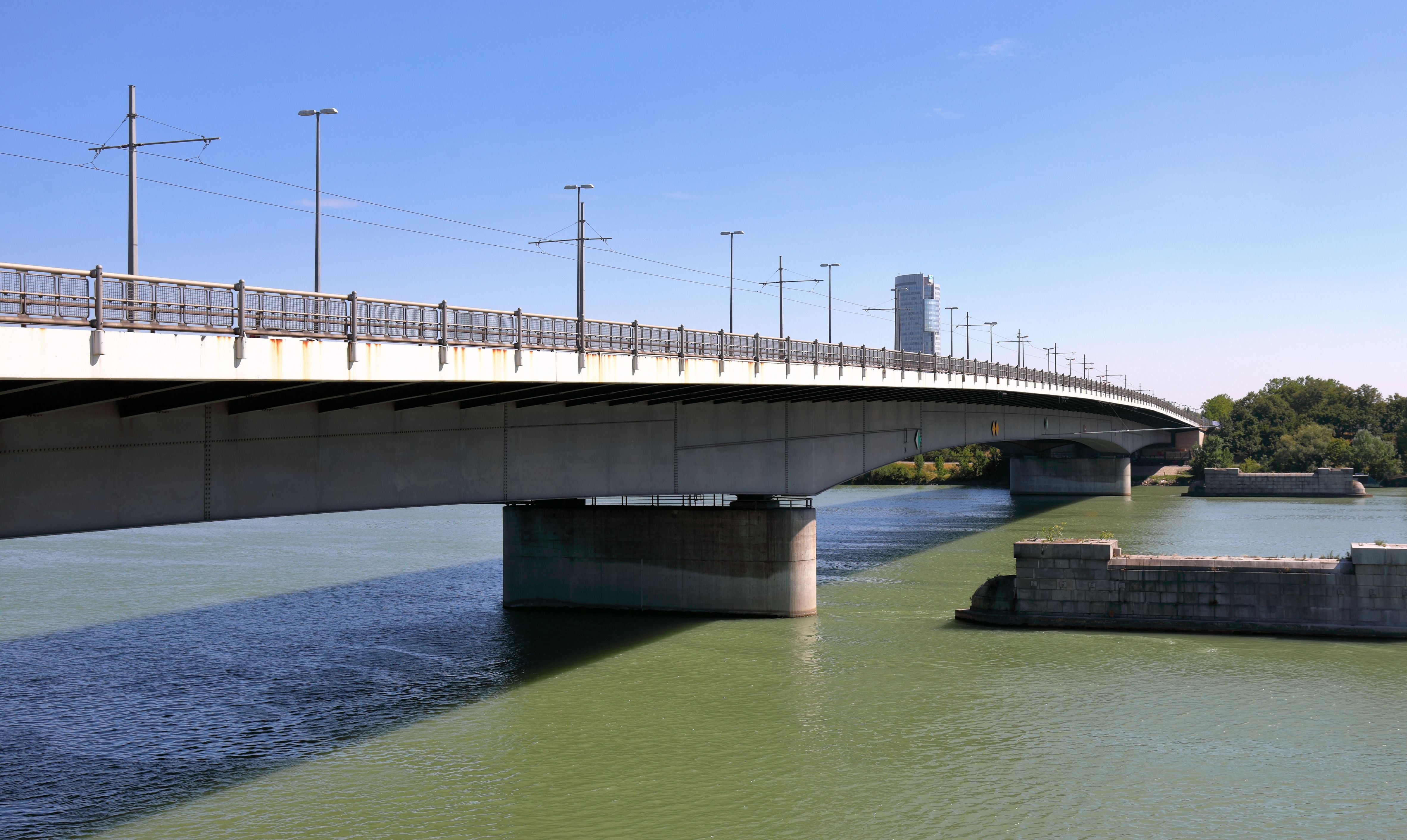 Floridsdorfer Brücke überquert die Donau an einem sonnigen Tag in Wien.