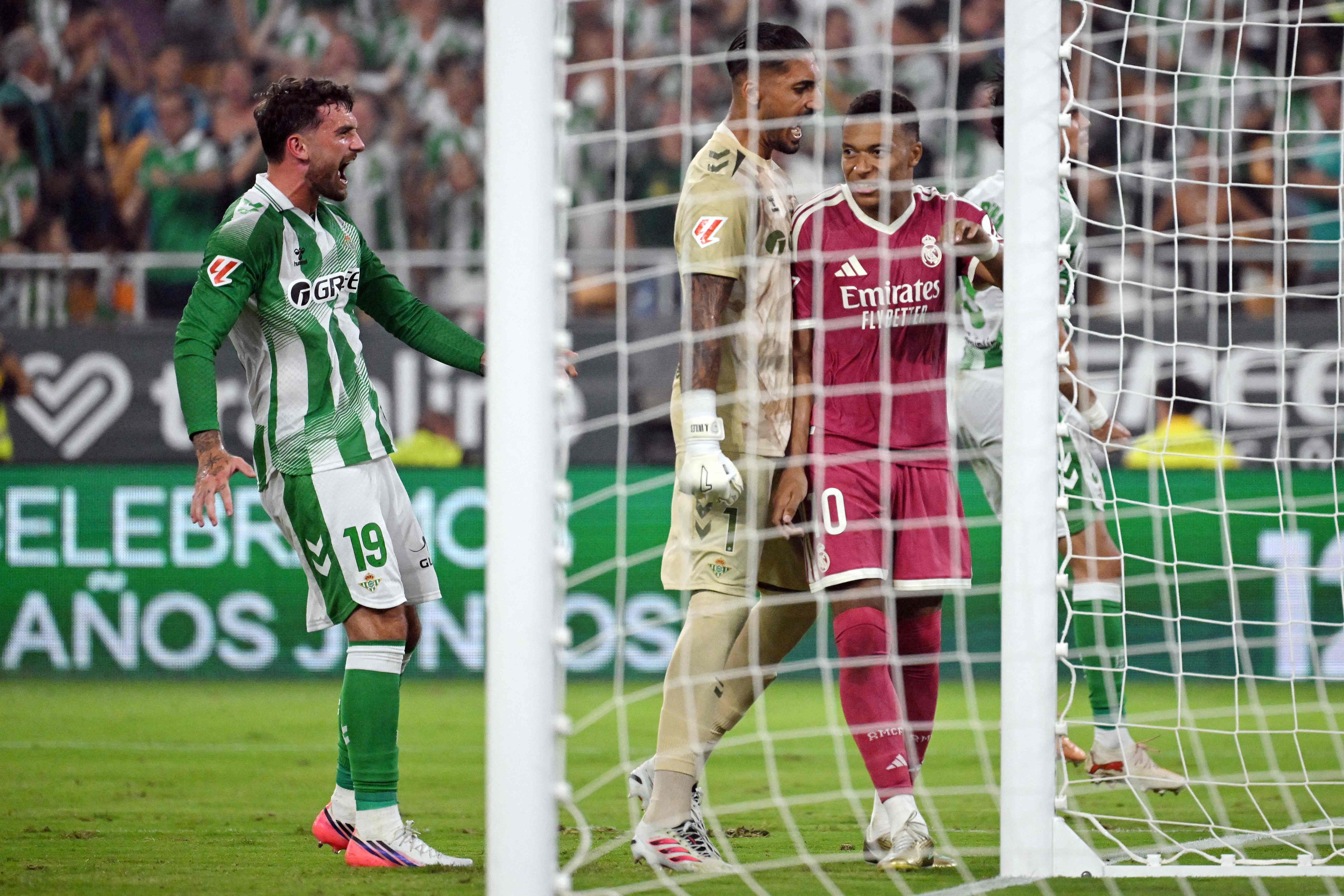Spieler von Betis und Real Madrid reagieren nach einem verschossenen Elfmeter im Fußballstadion.