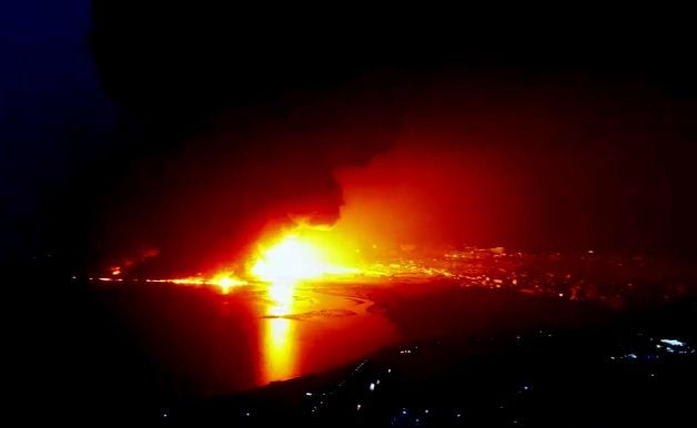 Großes Feuer und Rauch nach Luftangriffen auf Öllager in der Hafenstadt Al Hudaydah bei Nacht.