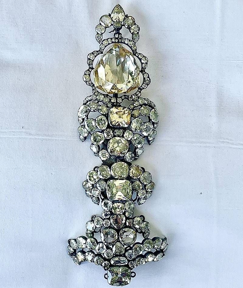Große Brosche mit vielen funkelnden Diamanten auf weißem Hintergrund, Habsburger Juwelen.
