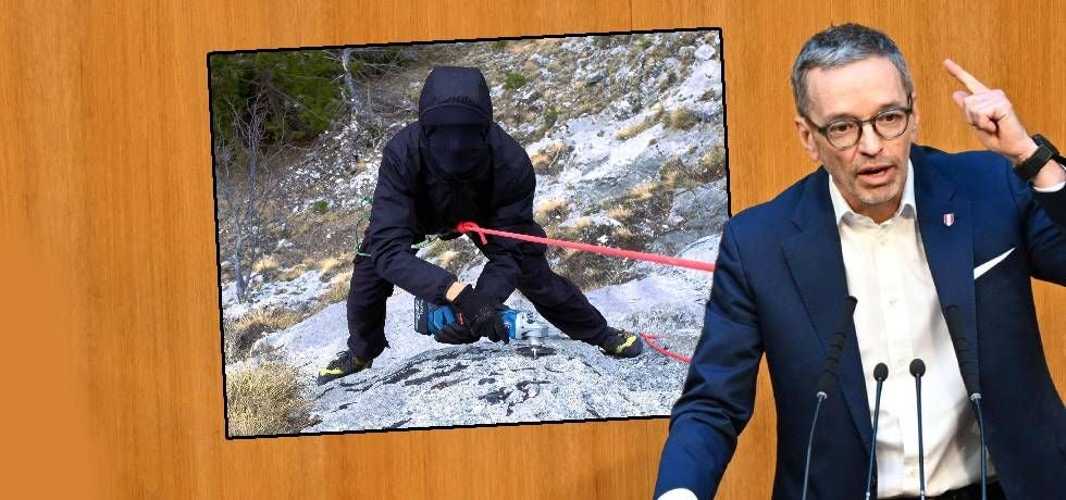 Eine Person klettert an einer steilen Felswand mit Kletterausrüstung nach oben.