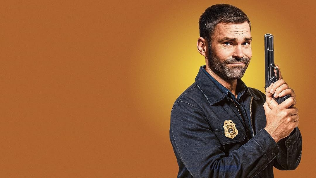 Mann in Polizeiuniform hält eine Pistole und schaut skeptisch vor orangefarbenem Hintergrund.