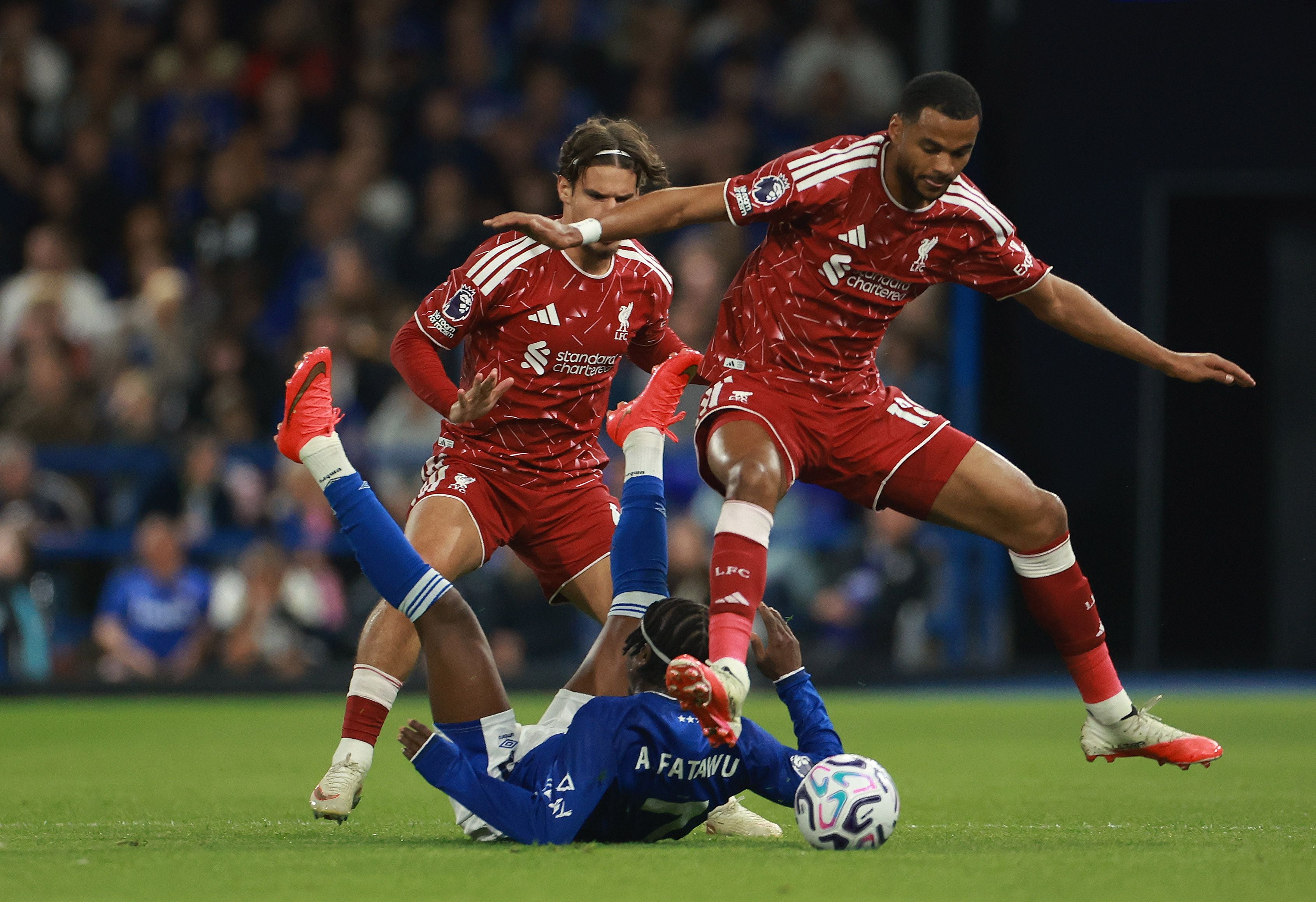 Zwei Liverpool-Spieler kämpfen im Fußballspiel gegen einen am Boden liegenden Ipswich-Spieler.