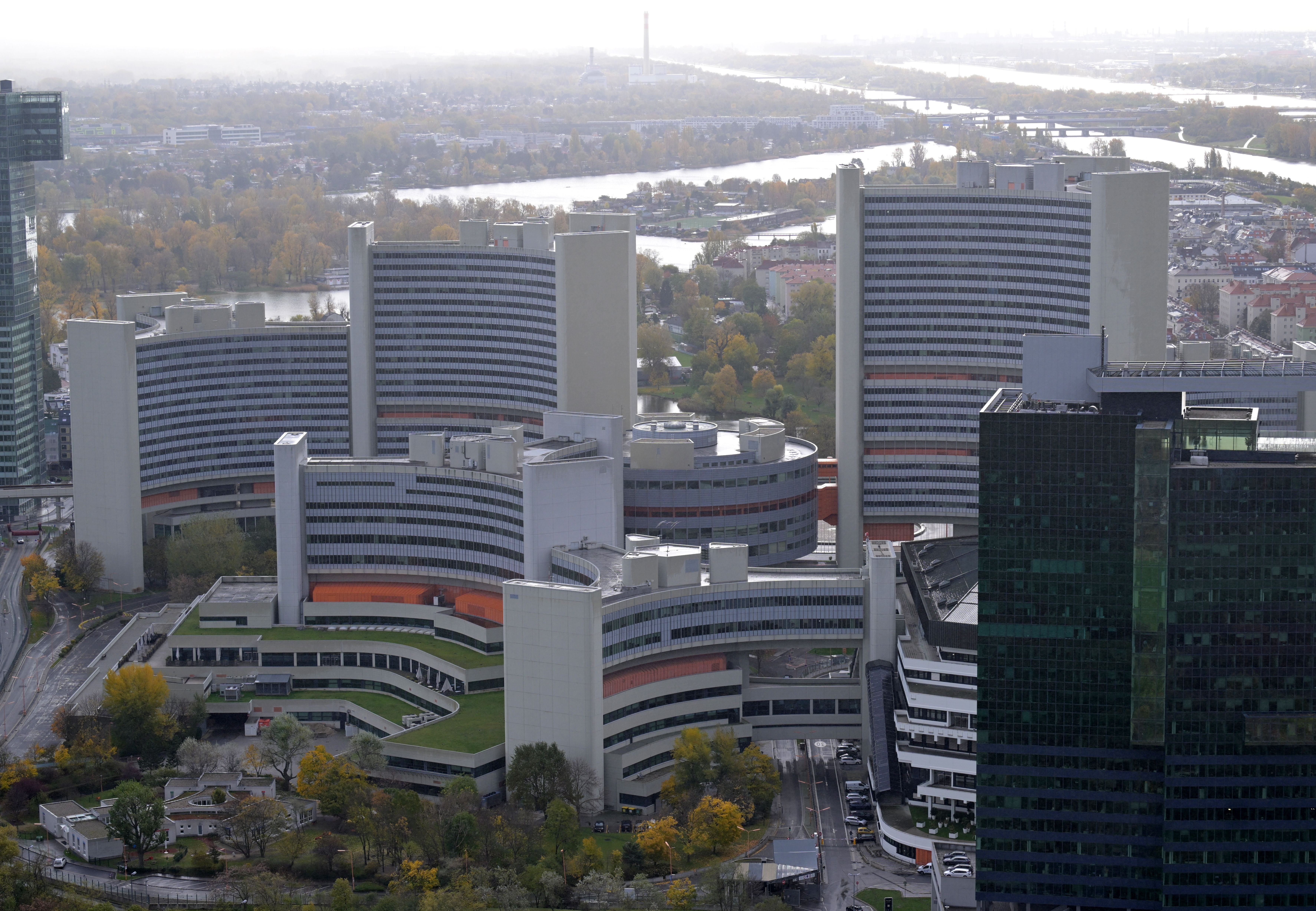 Das Vienna International Centre (UNO City) in Wien mit markanten Bürogebäuden und umliegender Natur.