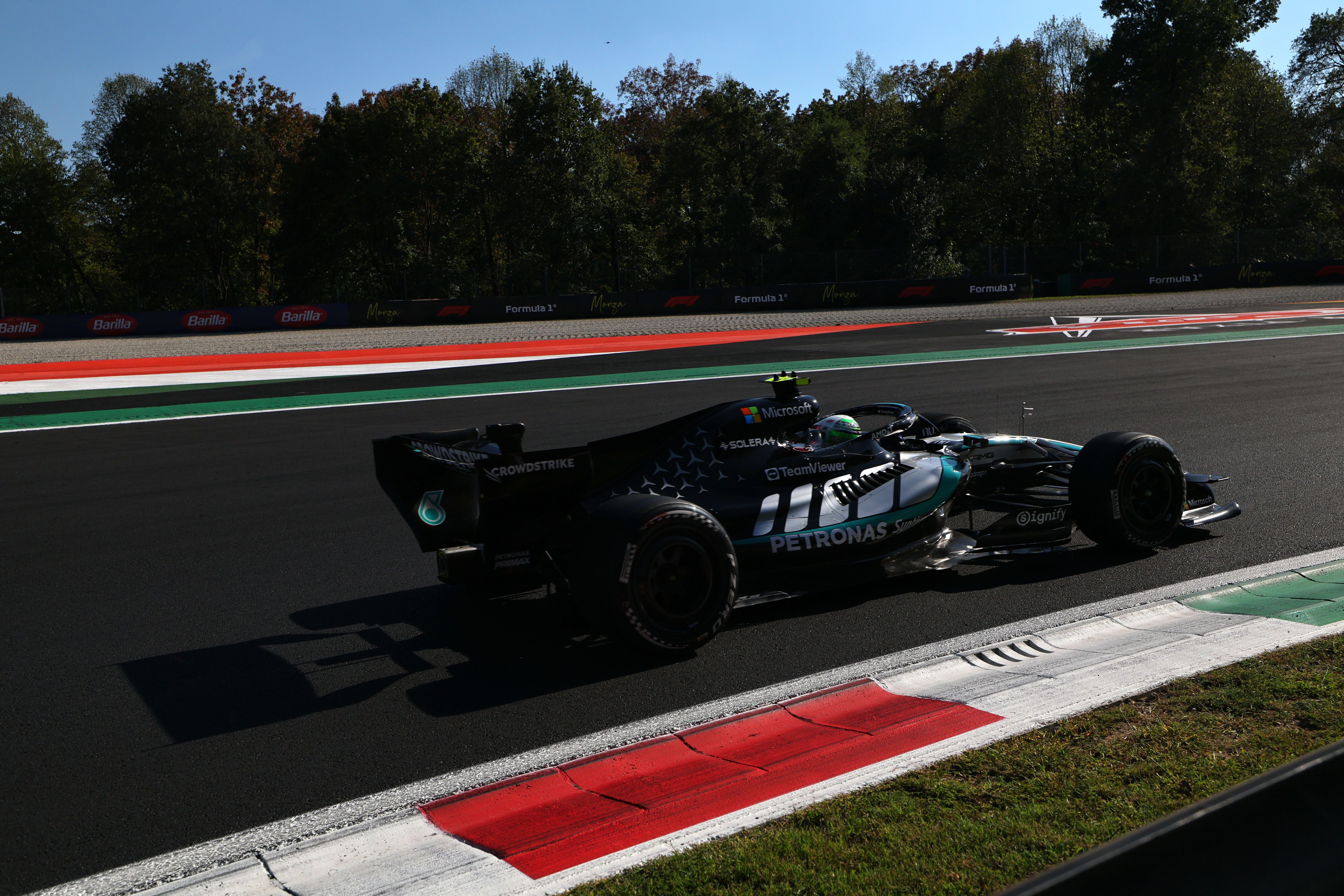 Kimi Antonelli steuert seinen schwarz-silbernen Mercedes-Formel-1-Boliden über die Rennstrecke in Monza.