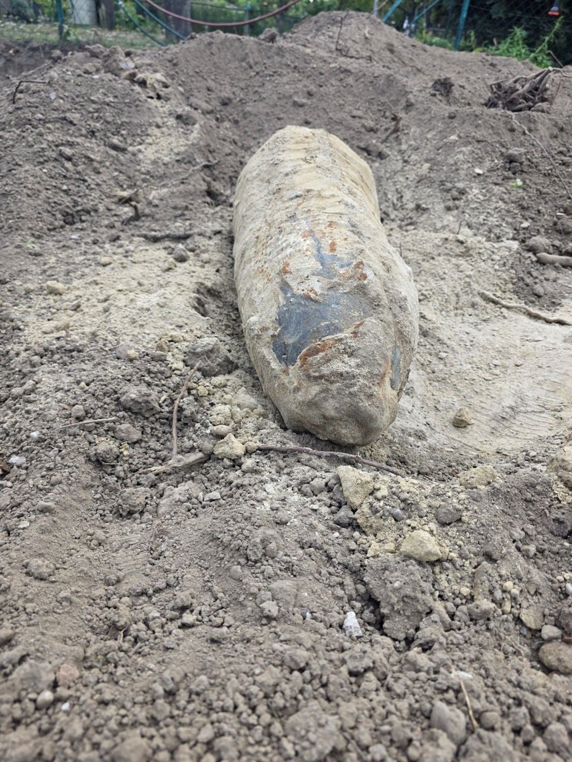 Die ausgegrabene Fliegerbombe auf der Baustelle in der Kleingartensiedlung Großjedlersdorf.