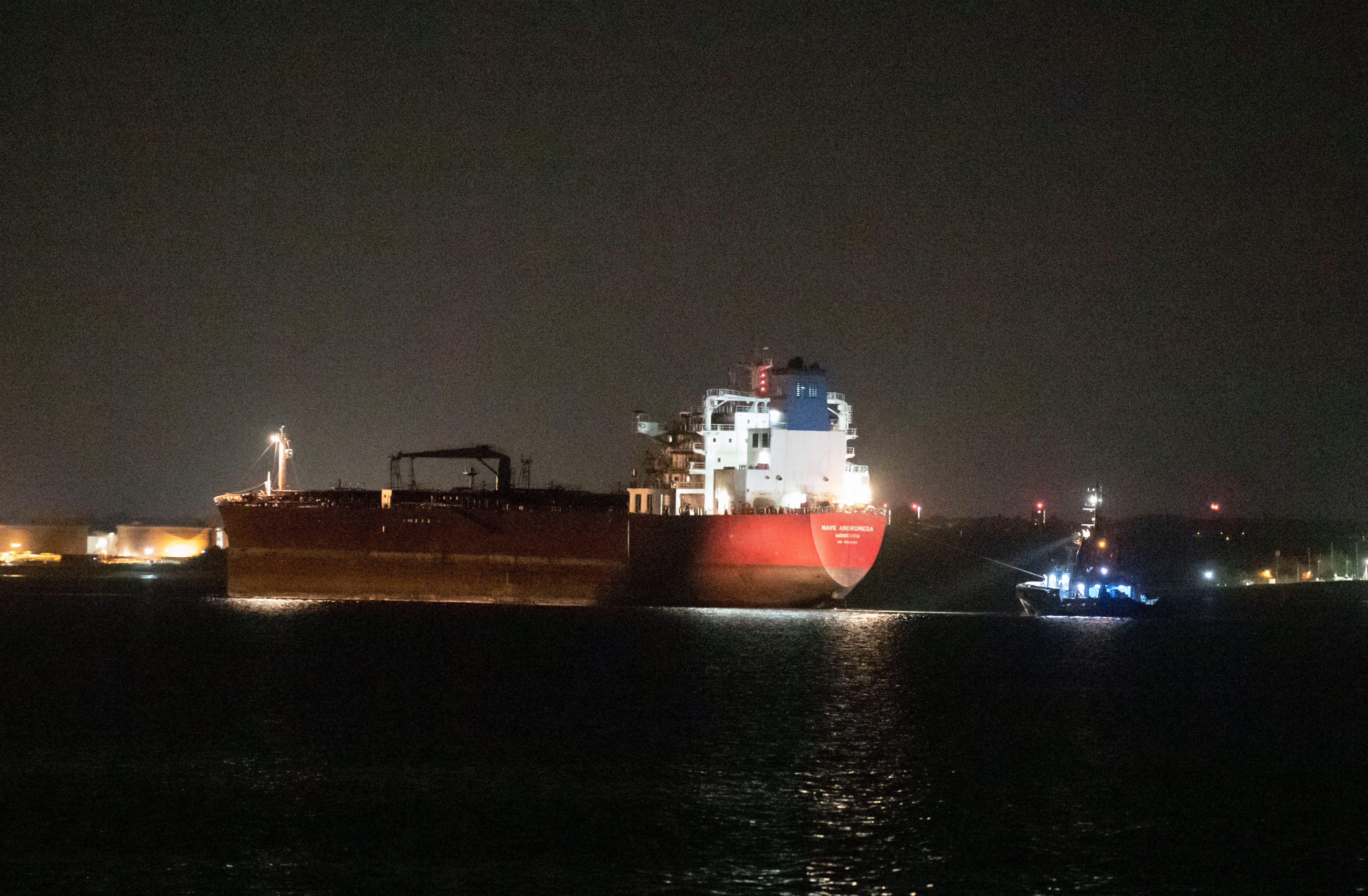 Öltanker Nave Andromeda im Hafen von Southampton bei Nacht, mit beleuchtetem Begleitboot.