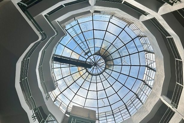 Kunstmesse in historischem Architekturjuwel.