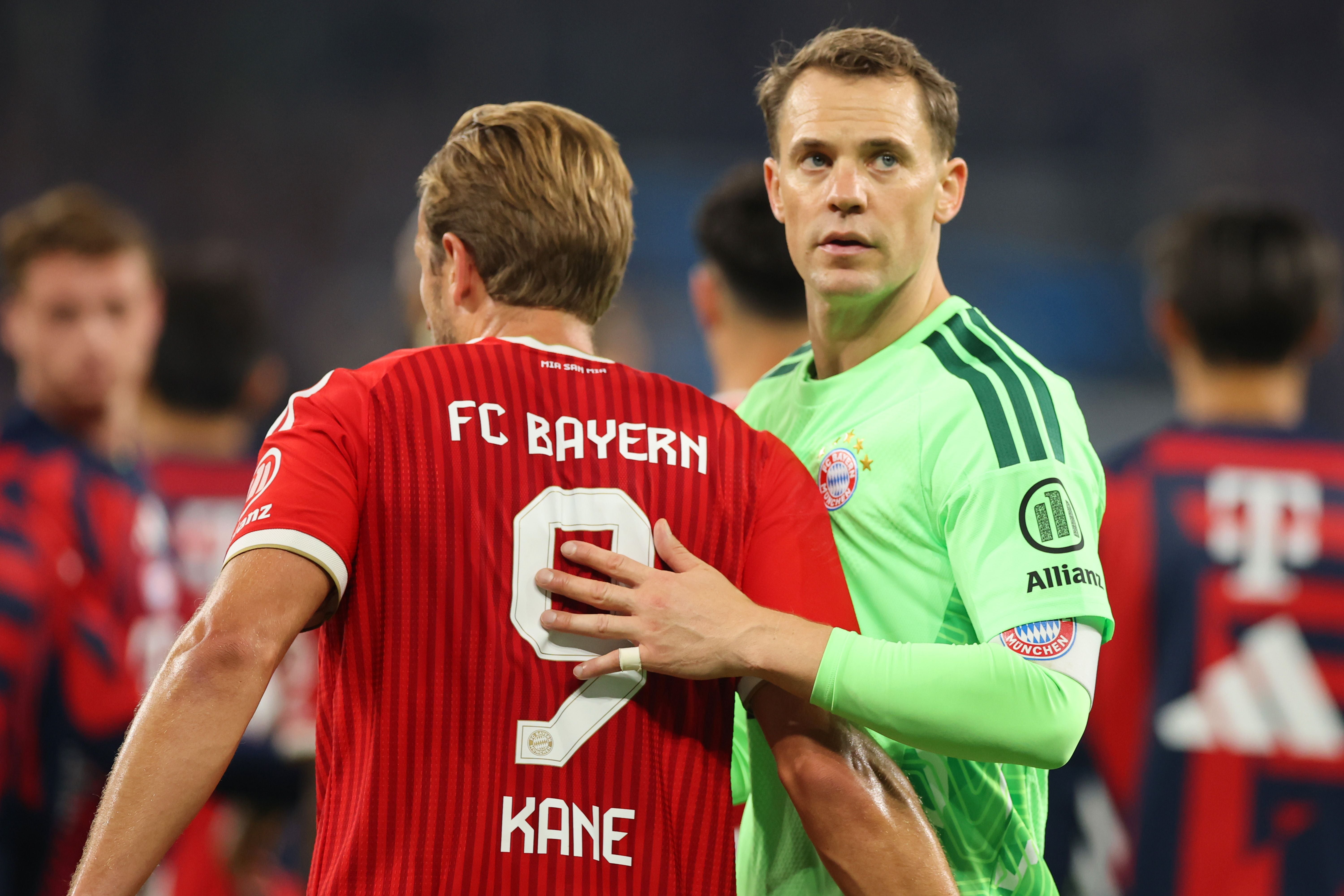 Manuel Neuer (r.) mit Harry Kane.