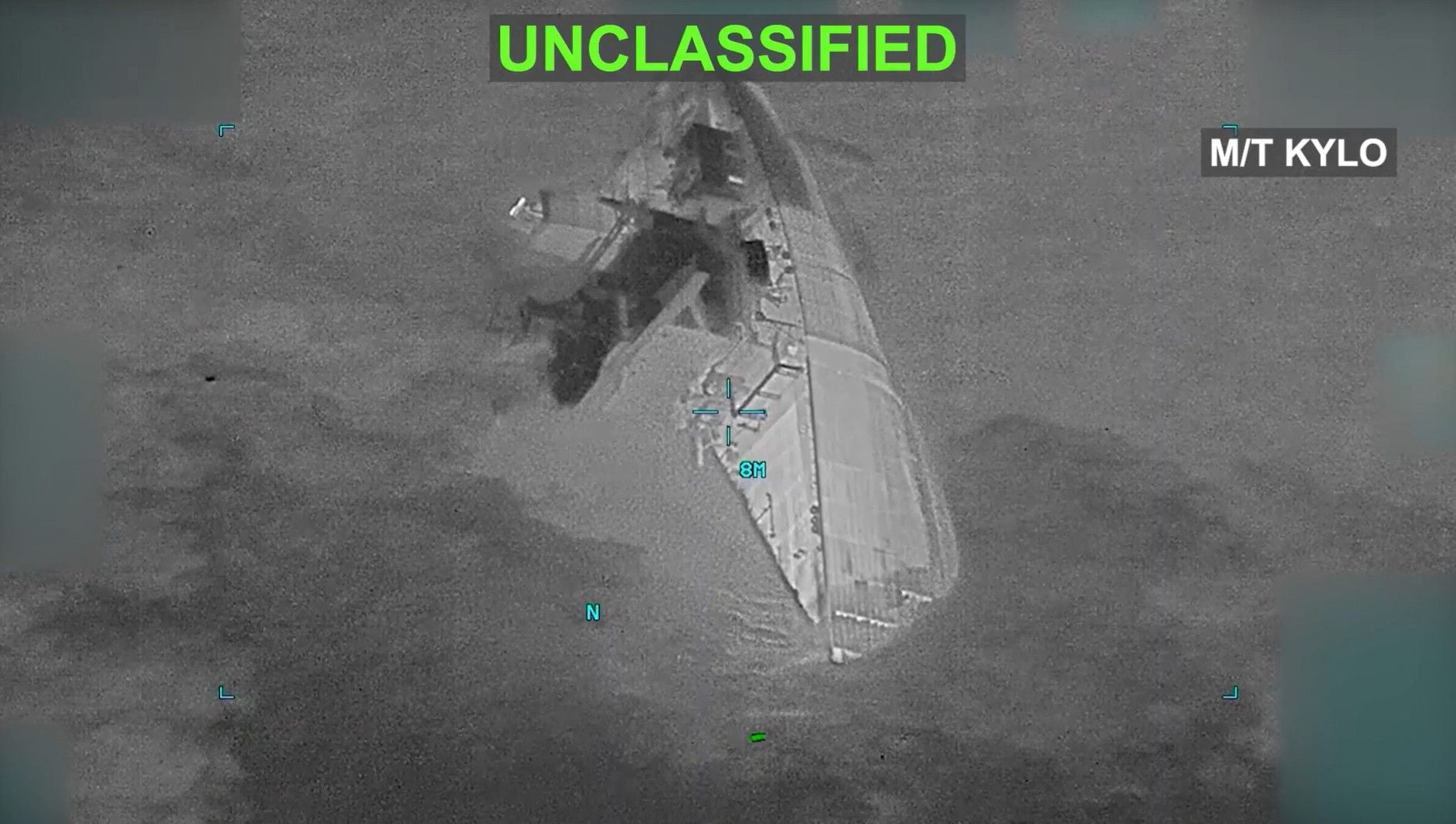 Infrarotbild eines halb versunkenen Tankers im Meer mit der Aufschrift „UNCLASSIFIED“.