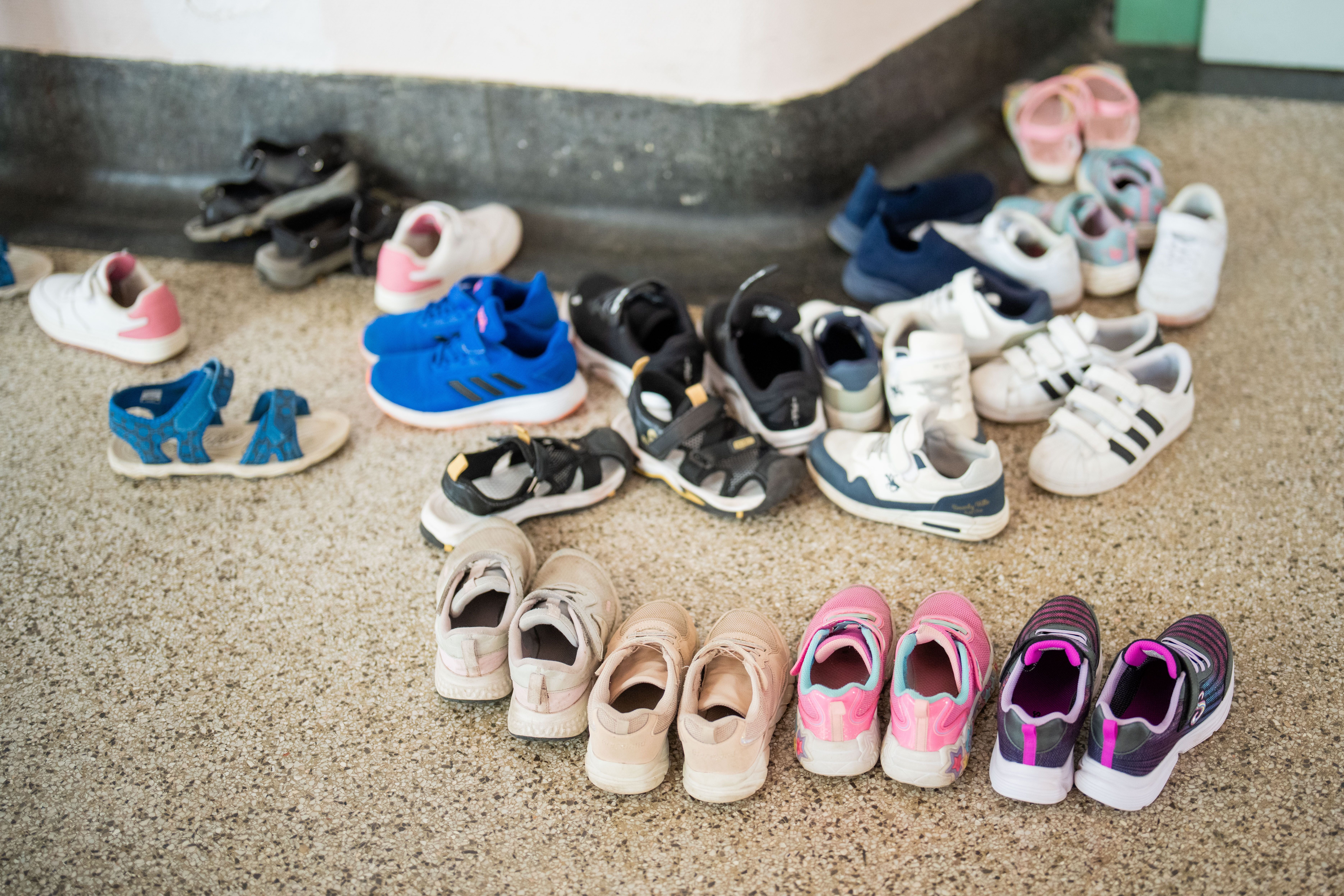 Kinderschuhe vor einer Volksschule.