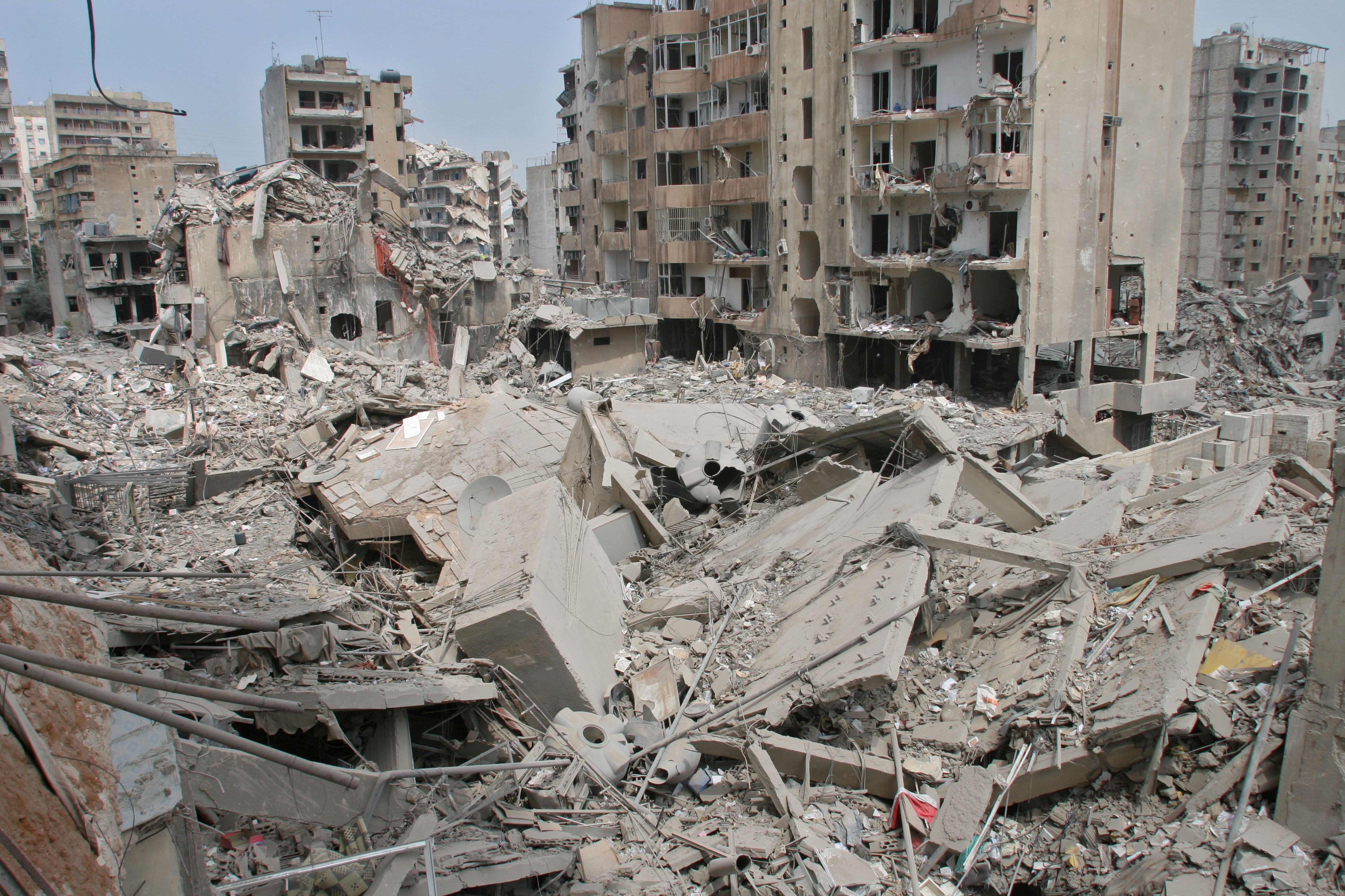 Mehrere zerstörte Wohngebäude und große Trümmermengen nach einem Bombenangriff.