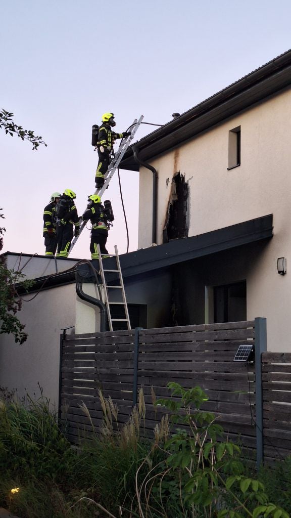 Einsatzkräfte bei der Arbeit.