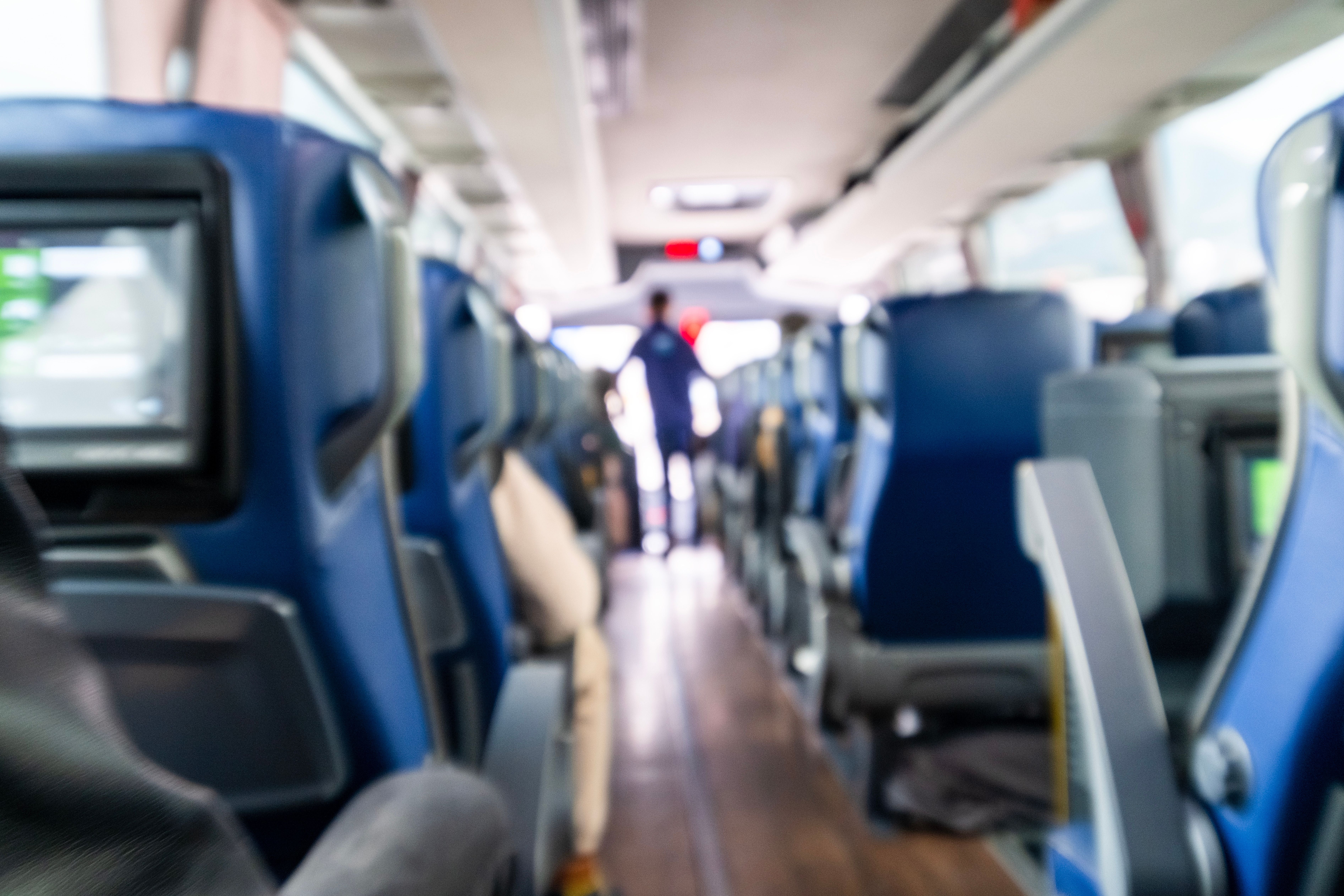 Unscharfer Blick auf die Sitze und den Gang eines modernen Reisebusses.