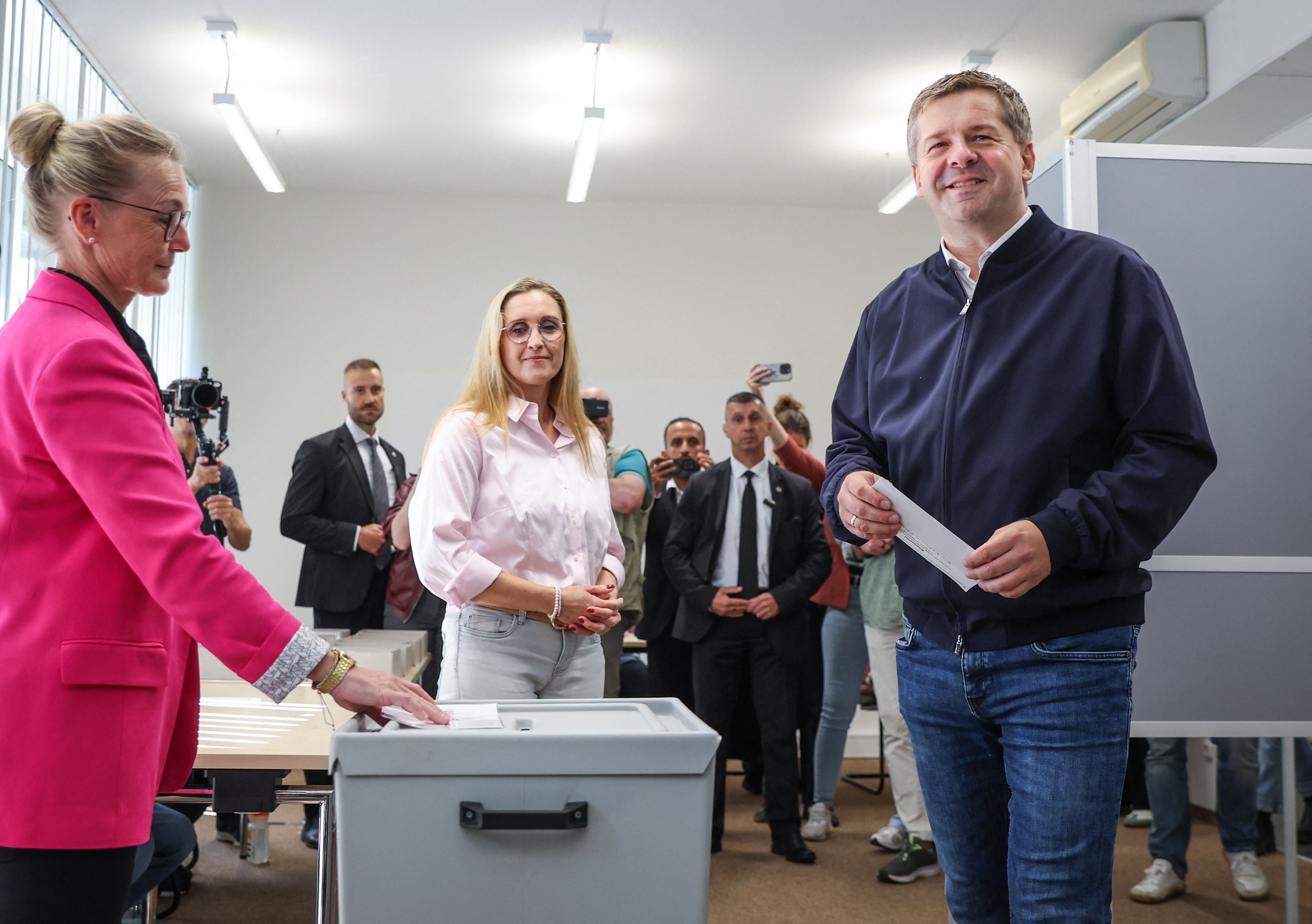Sven Schulze wirft mit seiner Frau Kati Schulze seinen Stimmzettel in eine Wahlurne in Magdeburg ein.