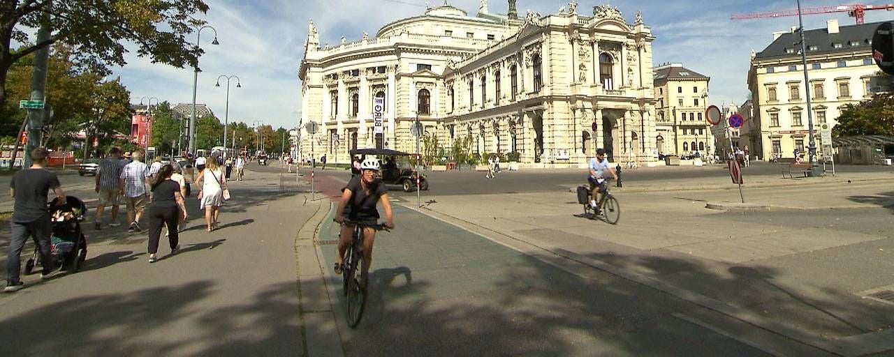 Prächtiger Radweg vor dem Burgtheater.