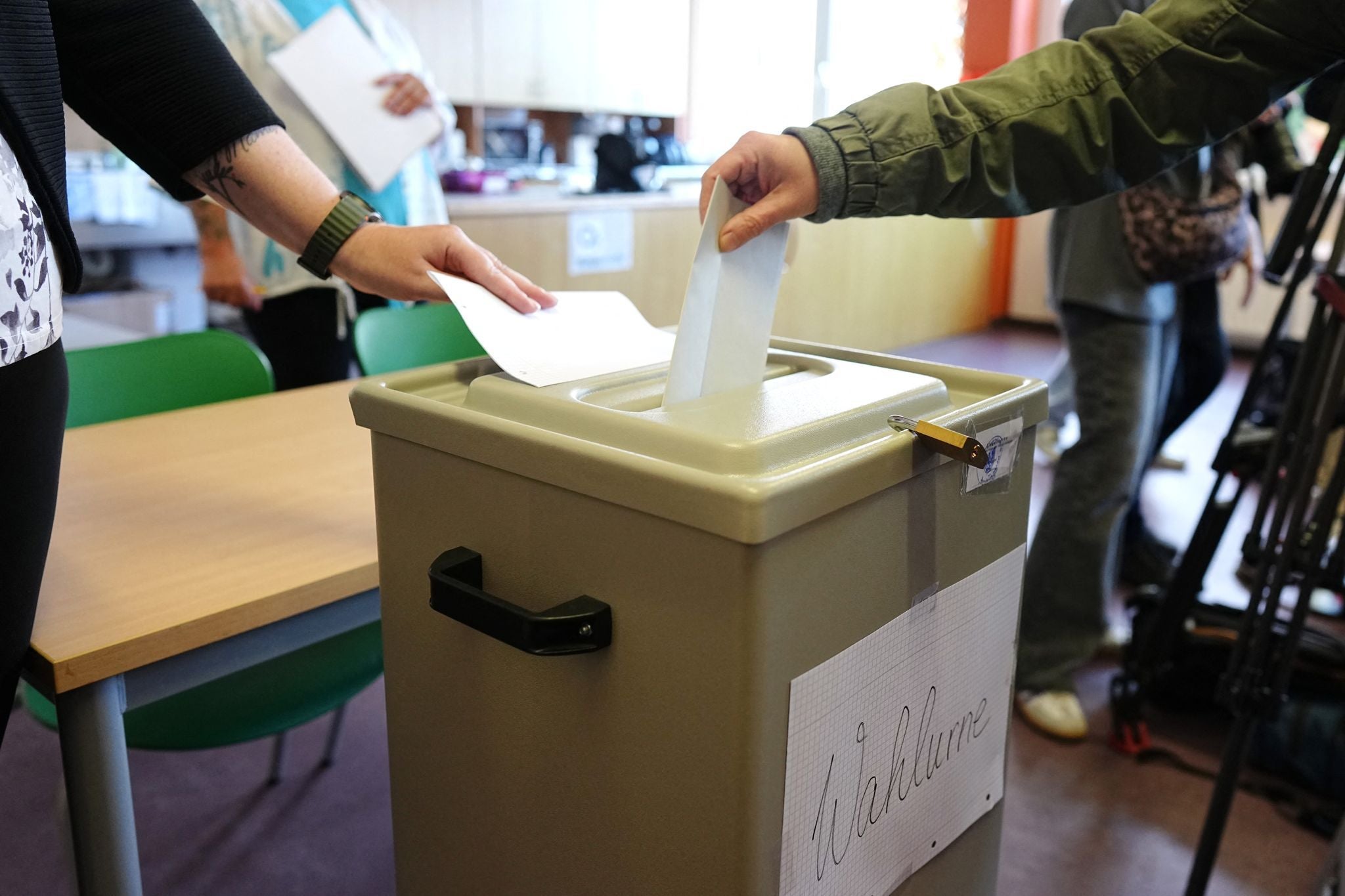 Sachsen-Anhalt, Tangermünde: Ein Wähler wirft seinen gefalteten Stimmzettel in die Wahlurne in einem Wahllokal. Heute wird in Sachsen-Anhalt ein neuer Landtag gewählt.