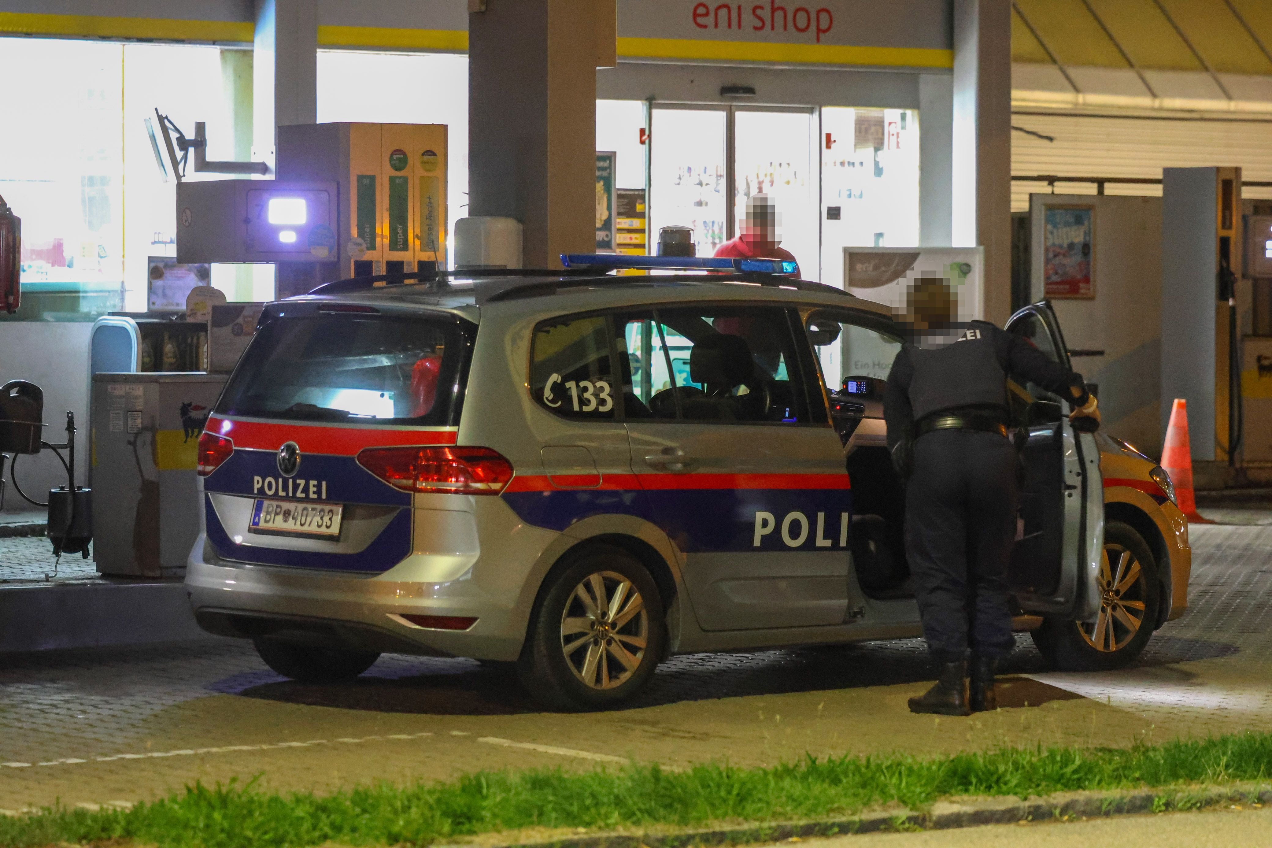 Polizeieinsatz nach Tankstellenüberfall in Wels.