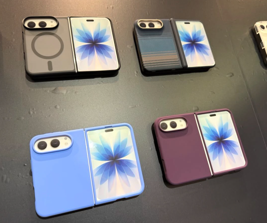 Vier unterschiedlich farbige Hüllen für ein faltbares iPhone liegen auf einem Tisch.