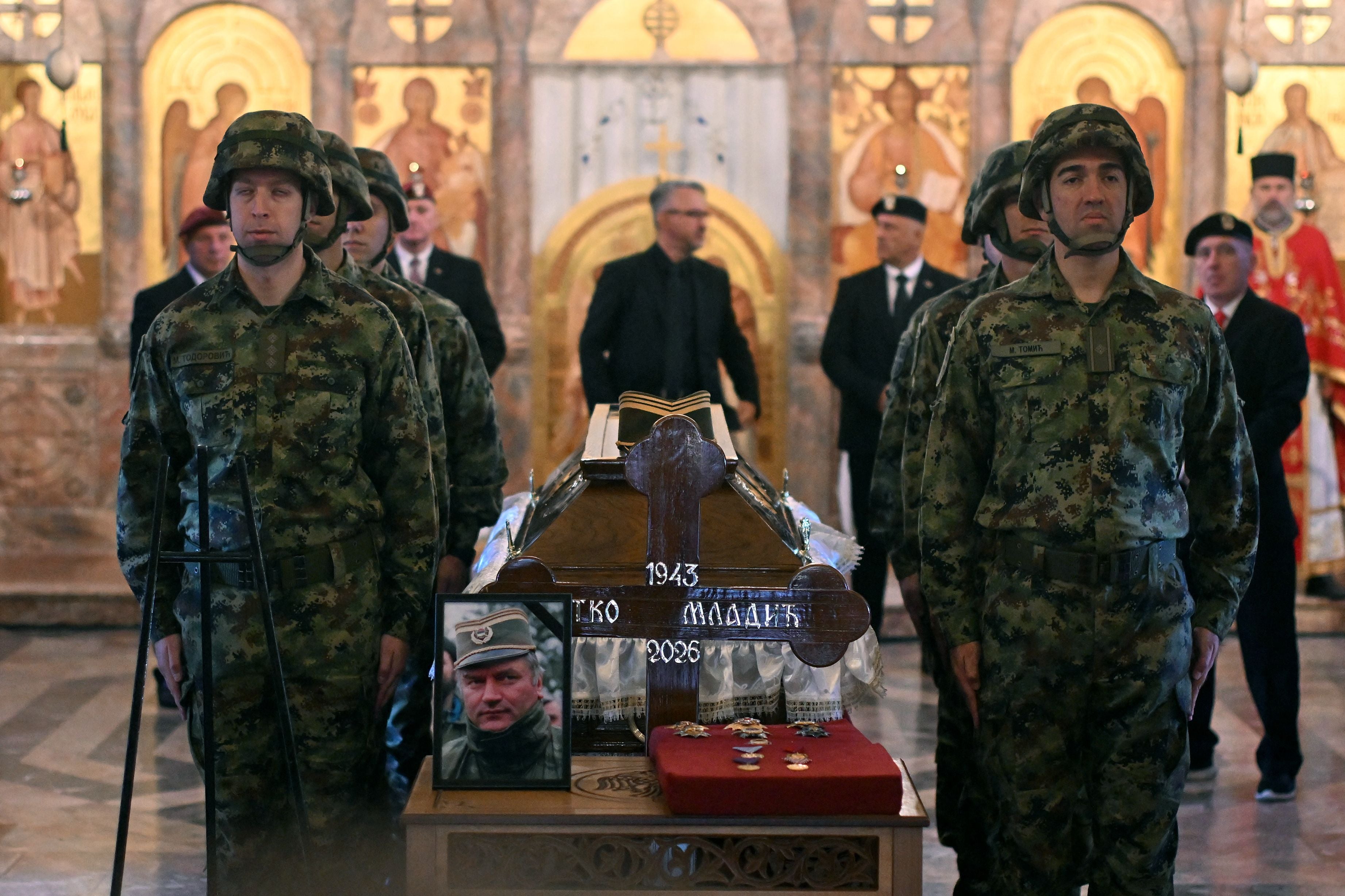 Serbische Soldaten stehen Ehrenwache an&nbsp;Ratko Mladić' Sarg.