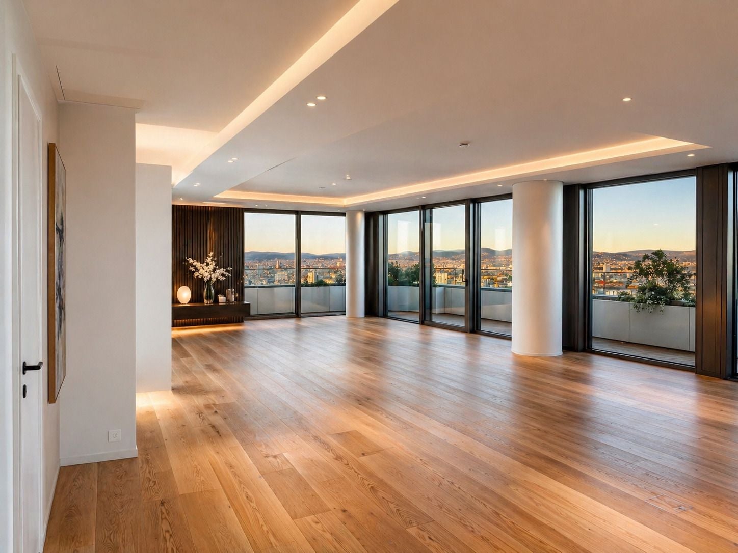 Großer, moderner Raum mit Holzfußboden und bodentiefen Fenstern mit Stadtblick.