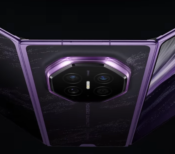 Lila faltbares Huawei-Smartphone mit achteckigem Kameramodul auf der Rückseite.